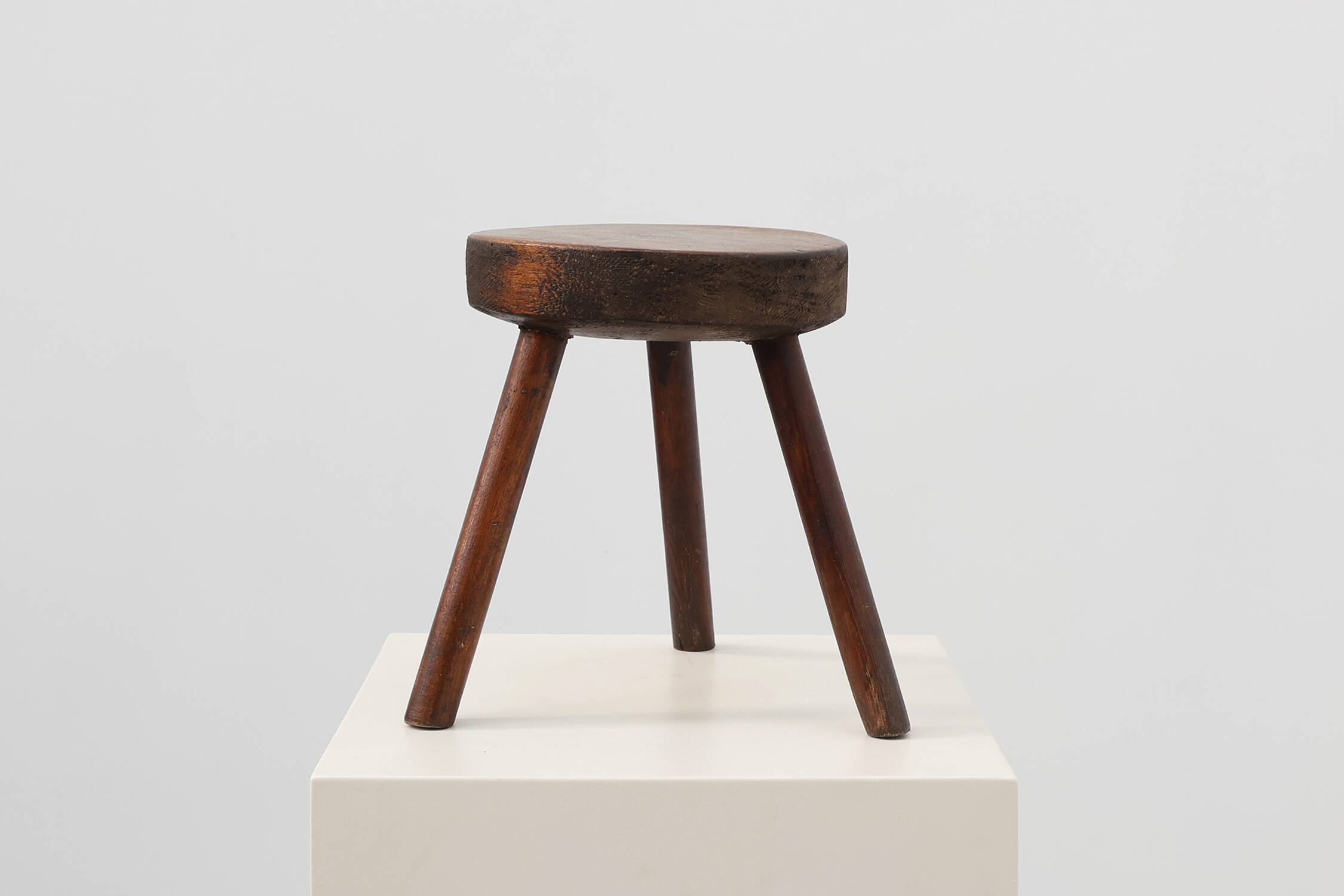 Tabouret trépied en chêne rustique, France, vers 1900