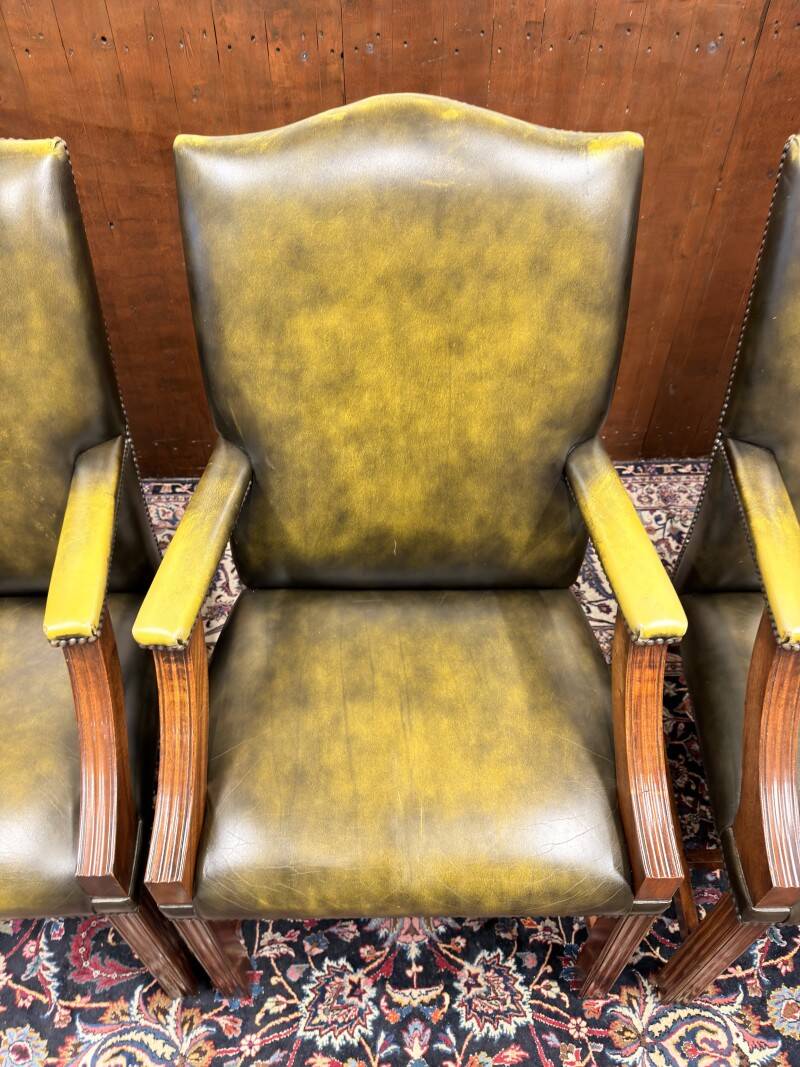 Ensemble de chaises présidentielles Chesterfield anglaises classiques.