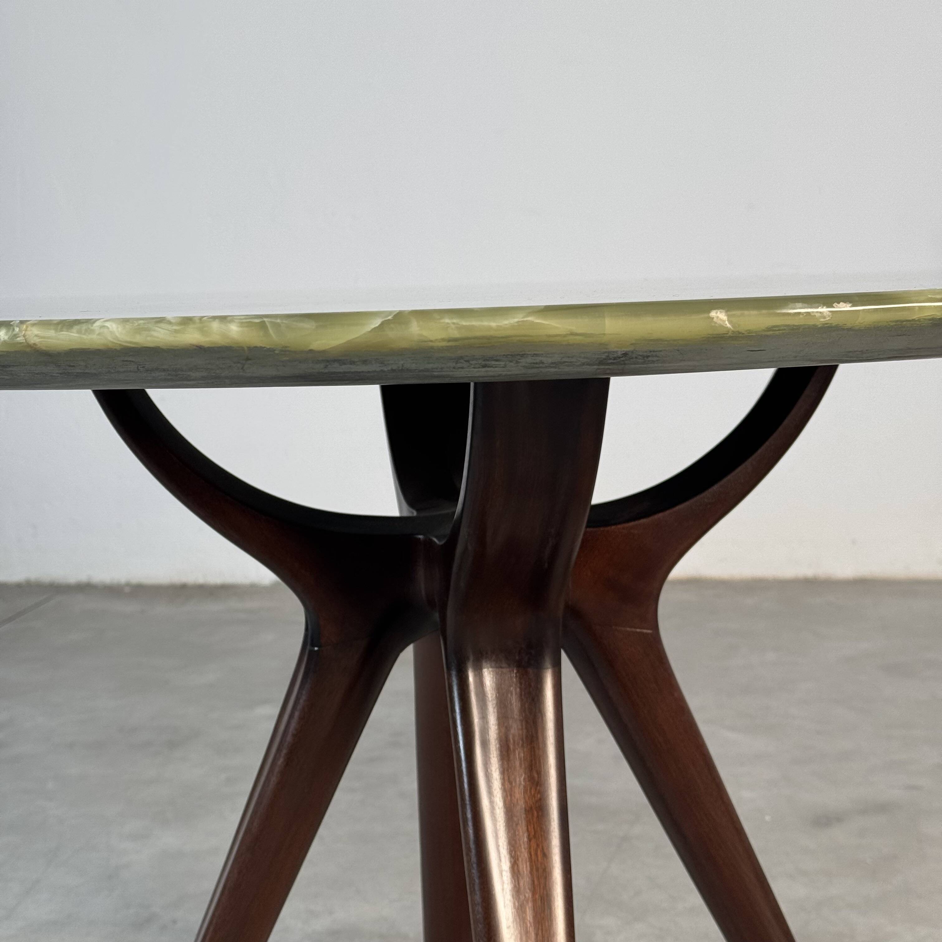 Round dining table in onyx and solid walnut by Osvaldo Borsani, 1950s.