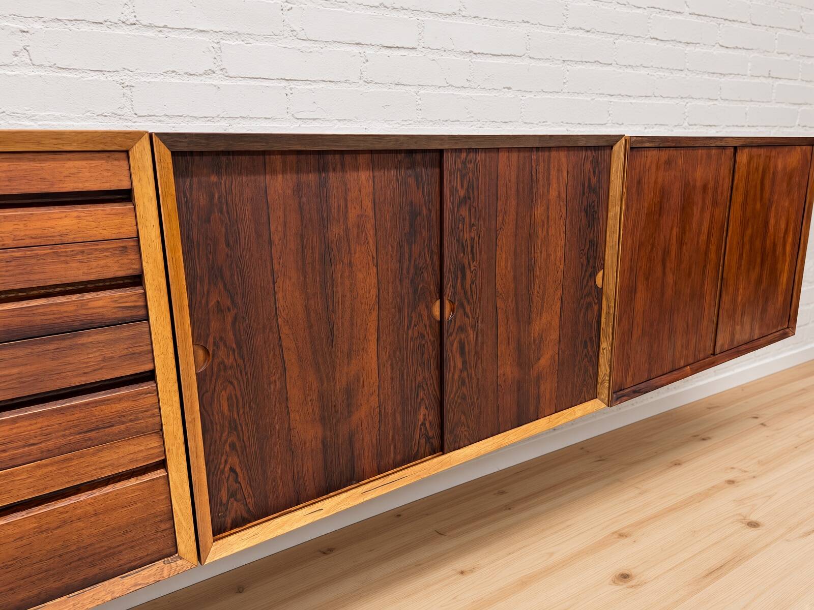 Buffet mural flottant en palissandre Poul Cadovius par CADO, années 1960.