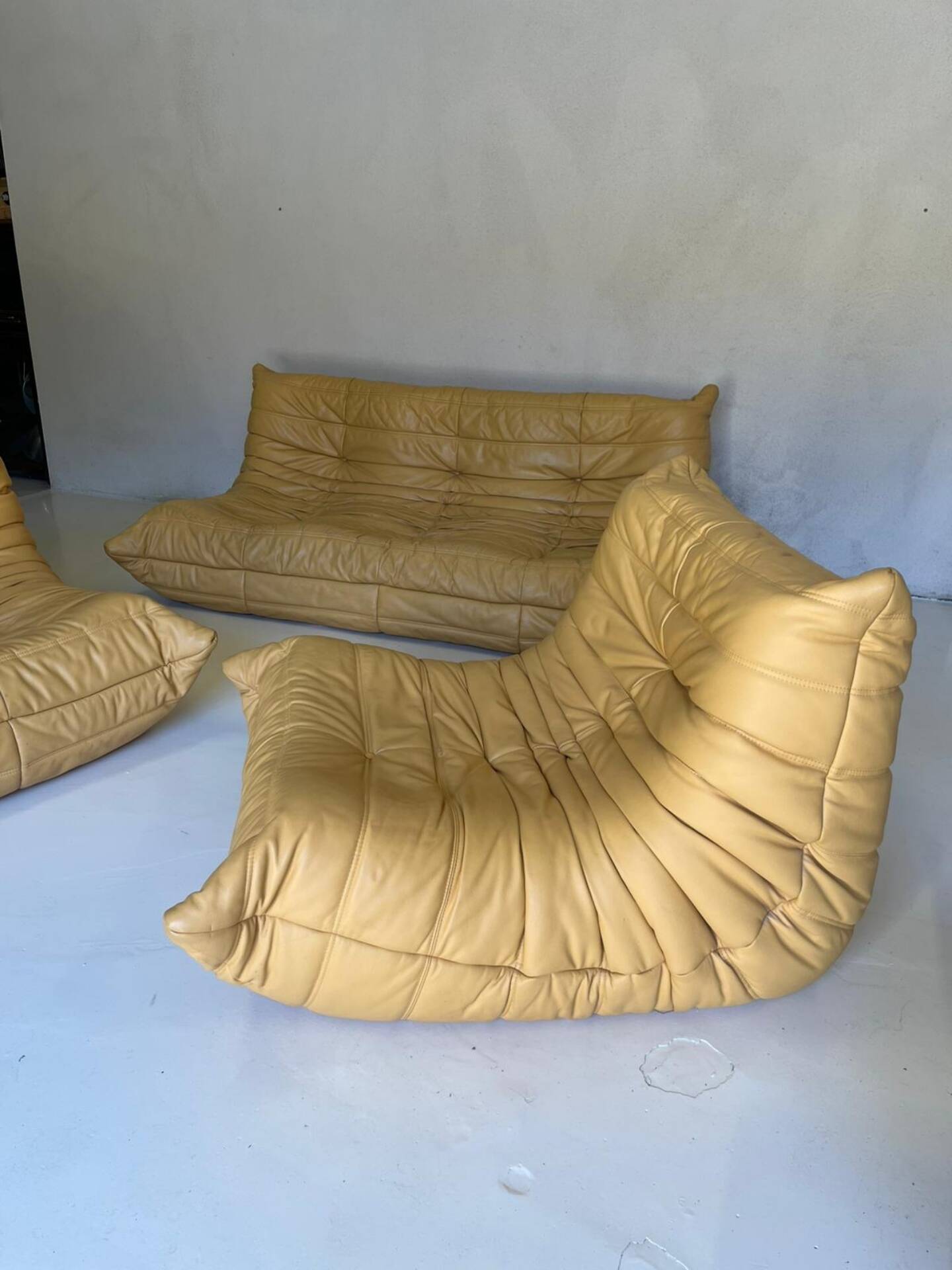 Ligne Roset Togo vintage honey yellow leather – 3-seater + 2 armchairs