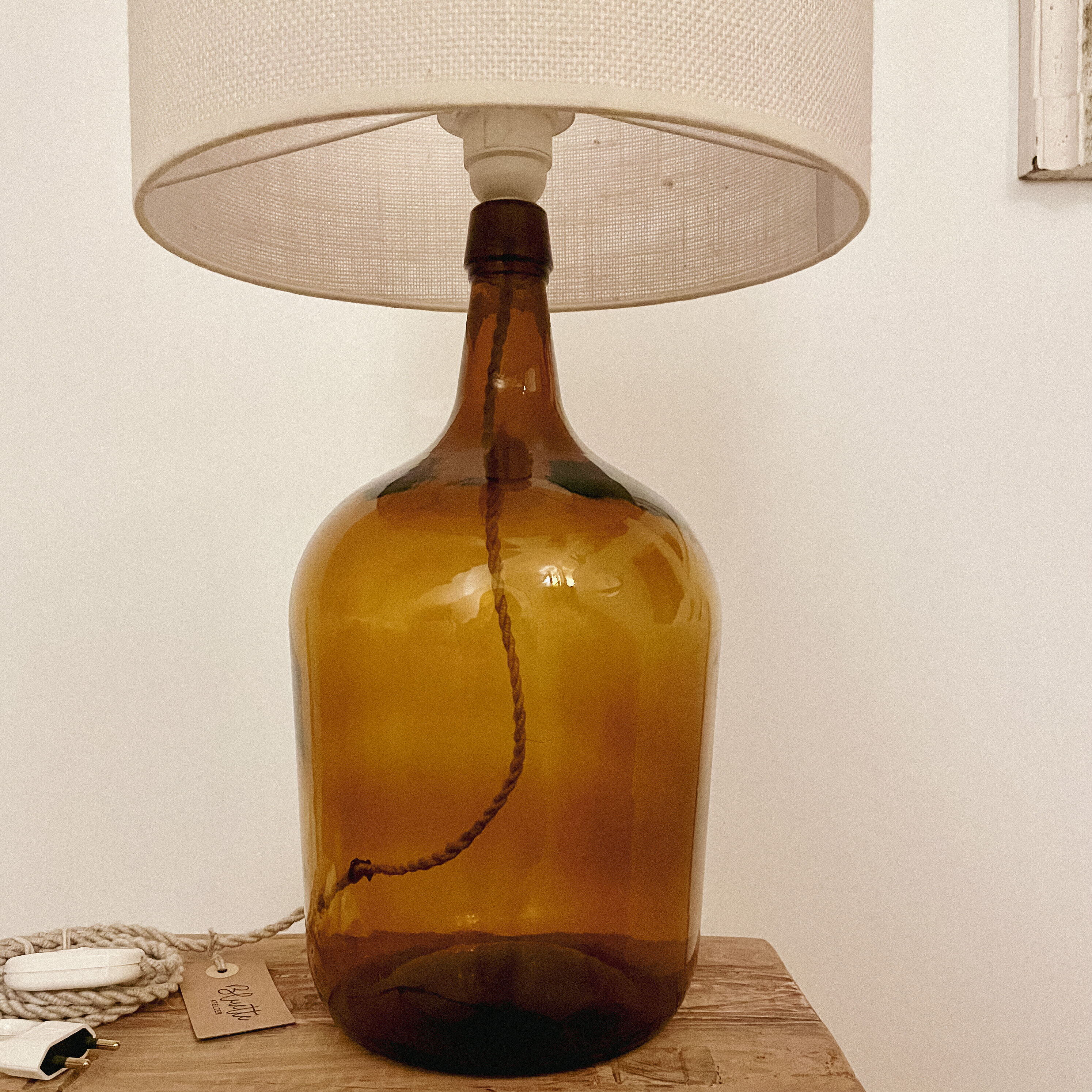 Lampe dame Jeanne et jute tissée