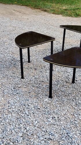 Table basse des années 60 en 4 parties plateaux formica palissandre vernis piètement tubes métal