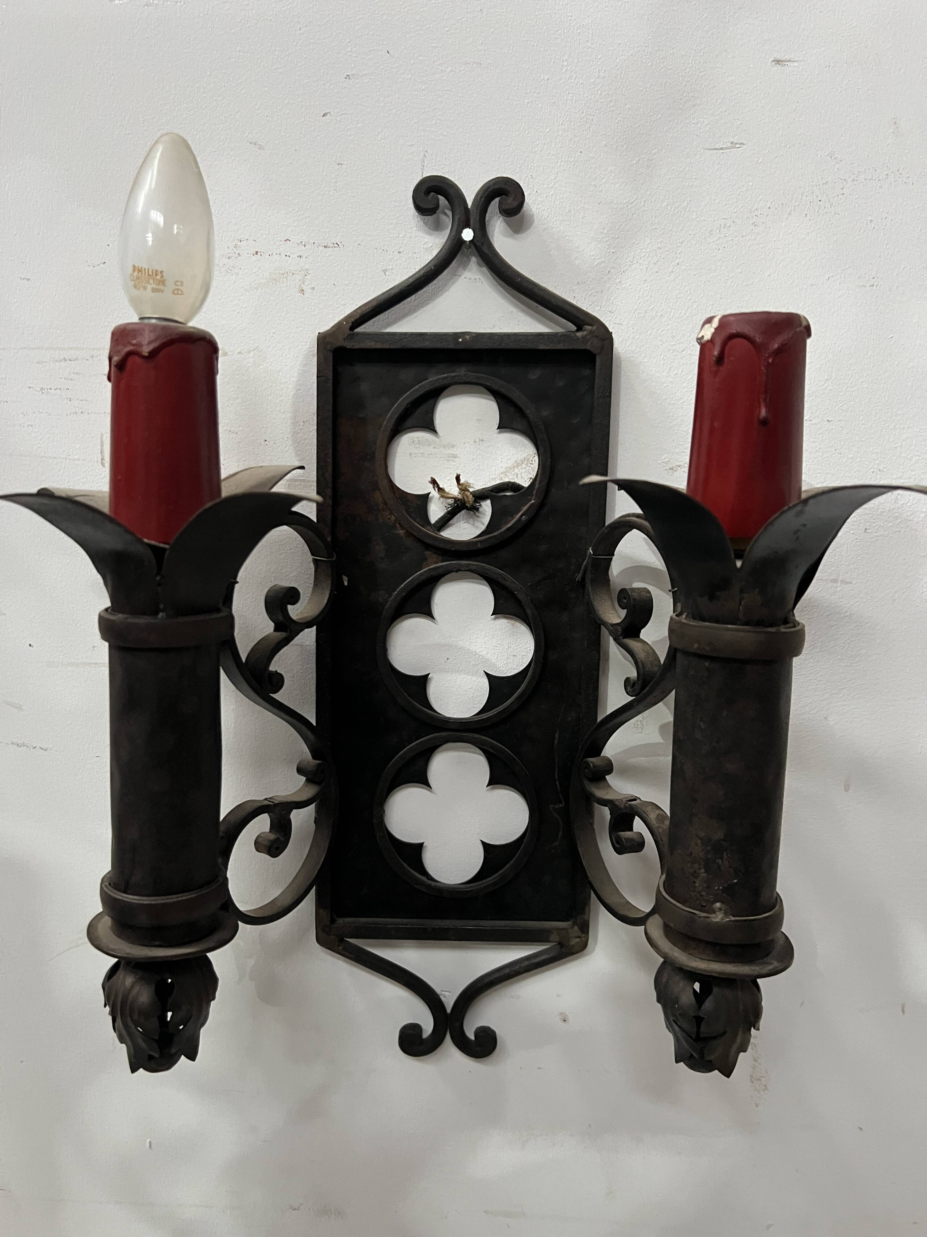 Suite de trois appliques de style renaissance en fer forgé XX siècle