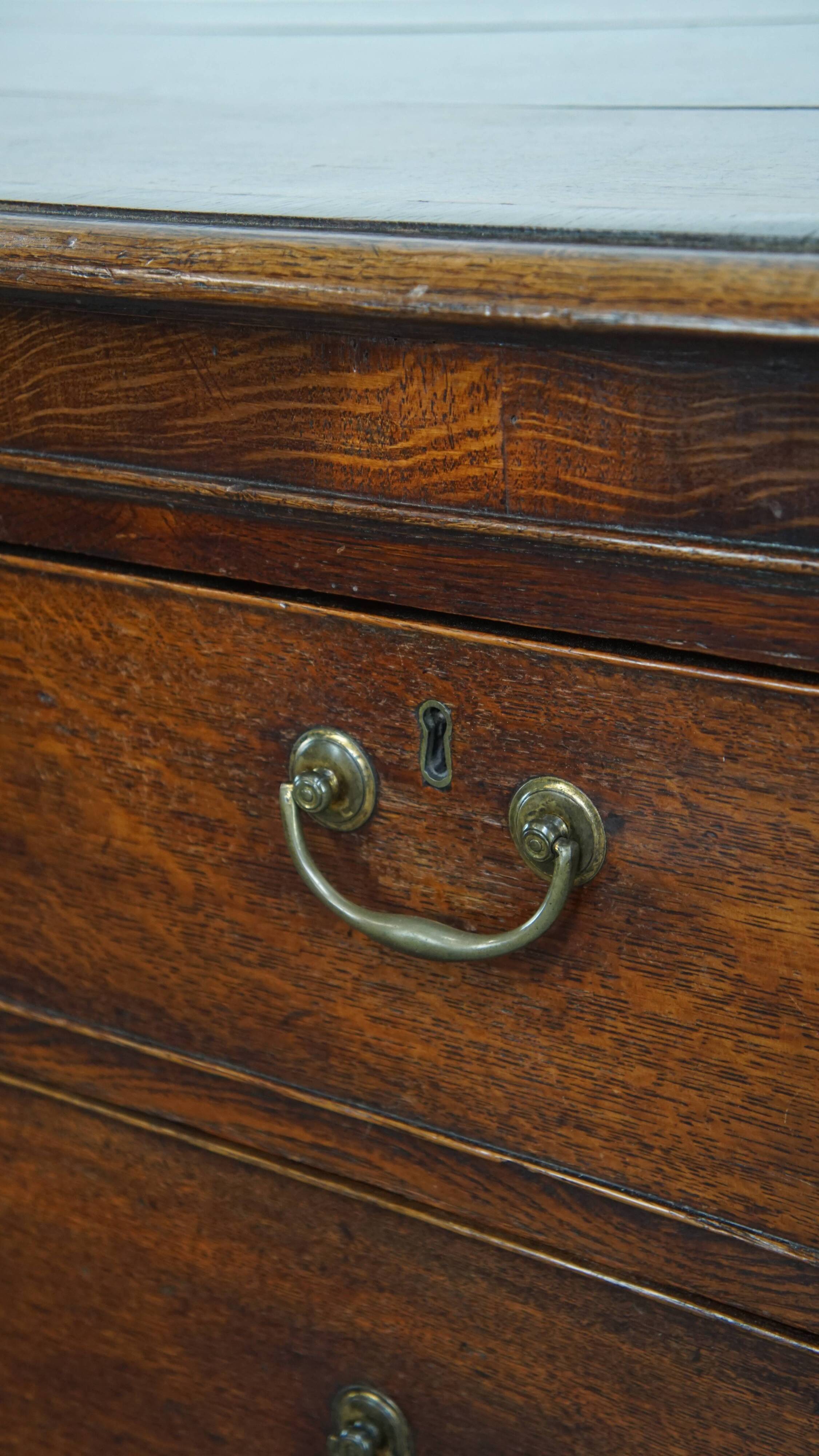 English antique oak chest of drawers with 5 drawers from the 18th century