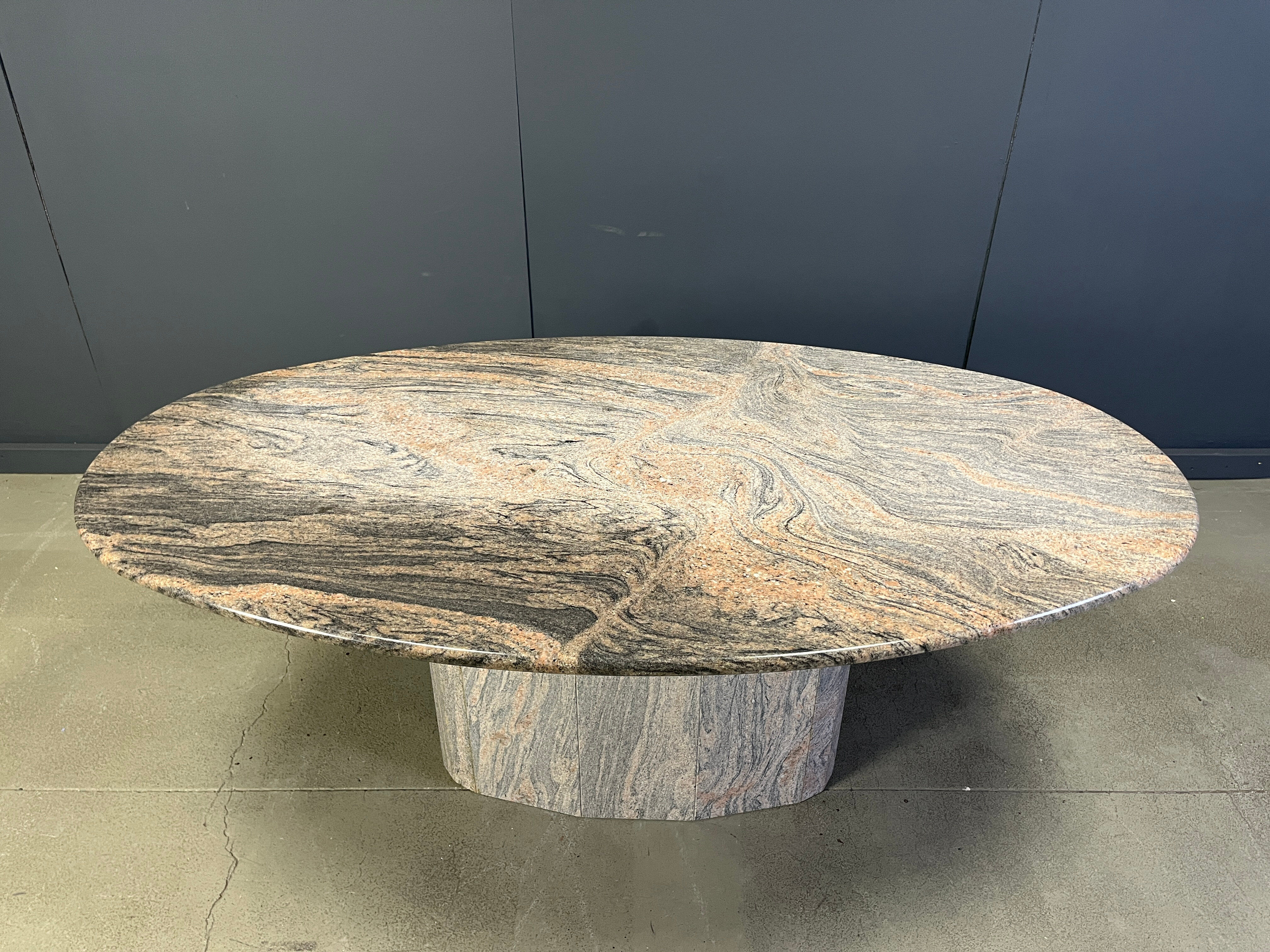 Table à manger en granit ovale vintage, années 1970