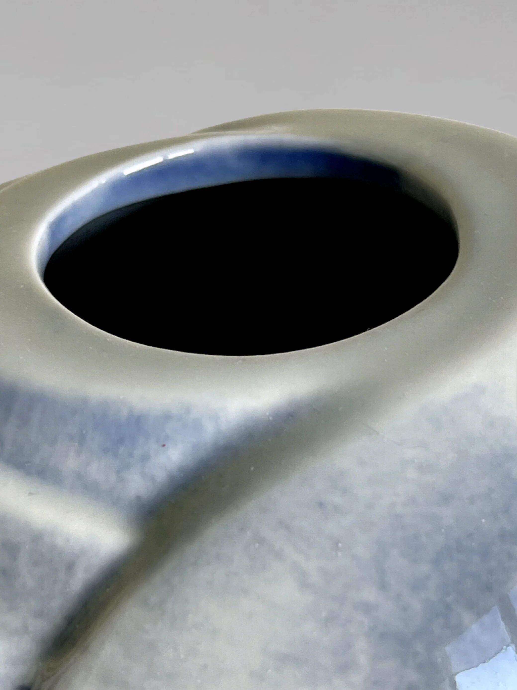 Vase Virebent in gradient blue porcelain decorated with landscape and birds.