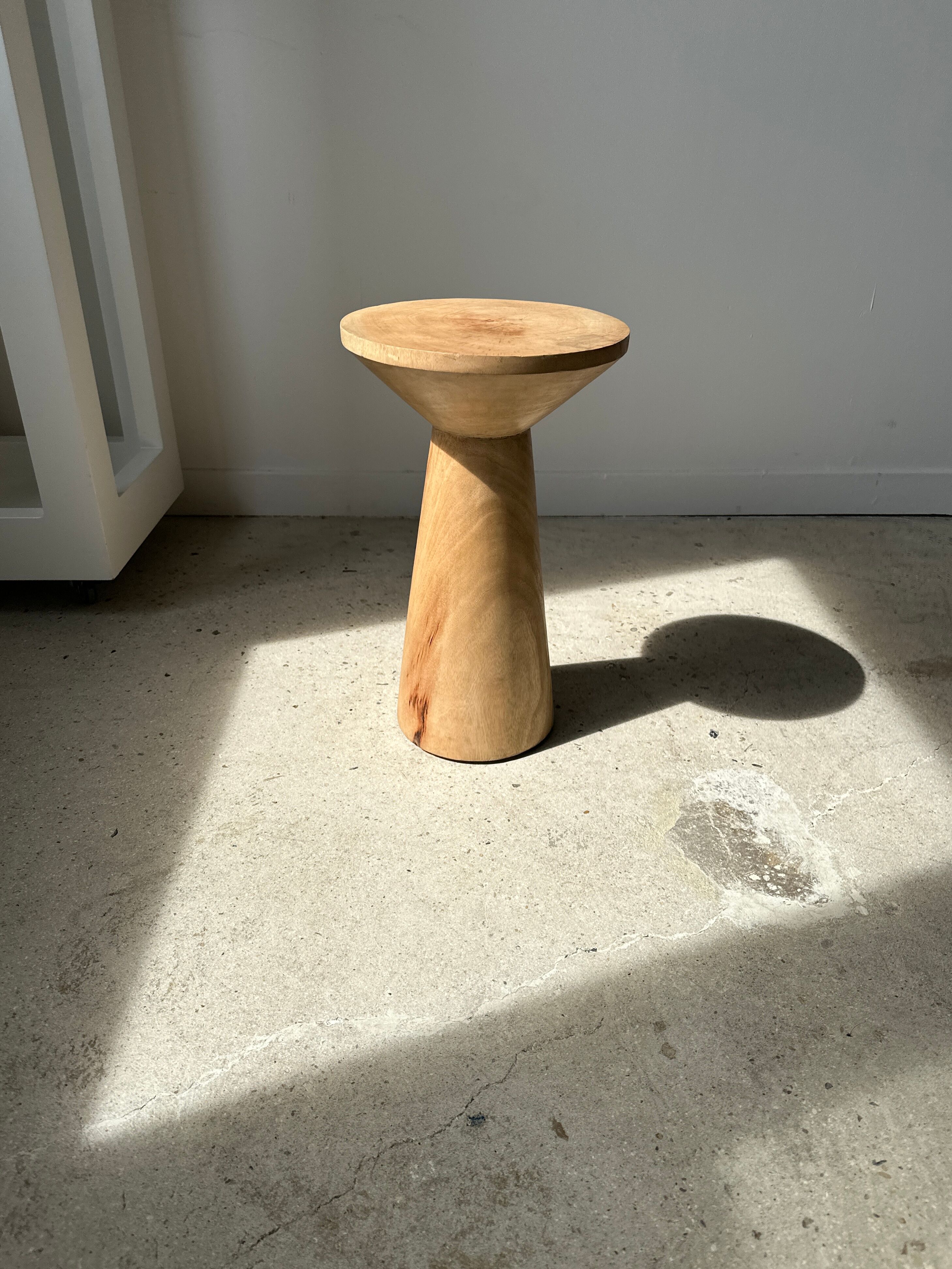 Side table, end of sofa in natural mango monoxyl conical tray H:50cm