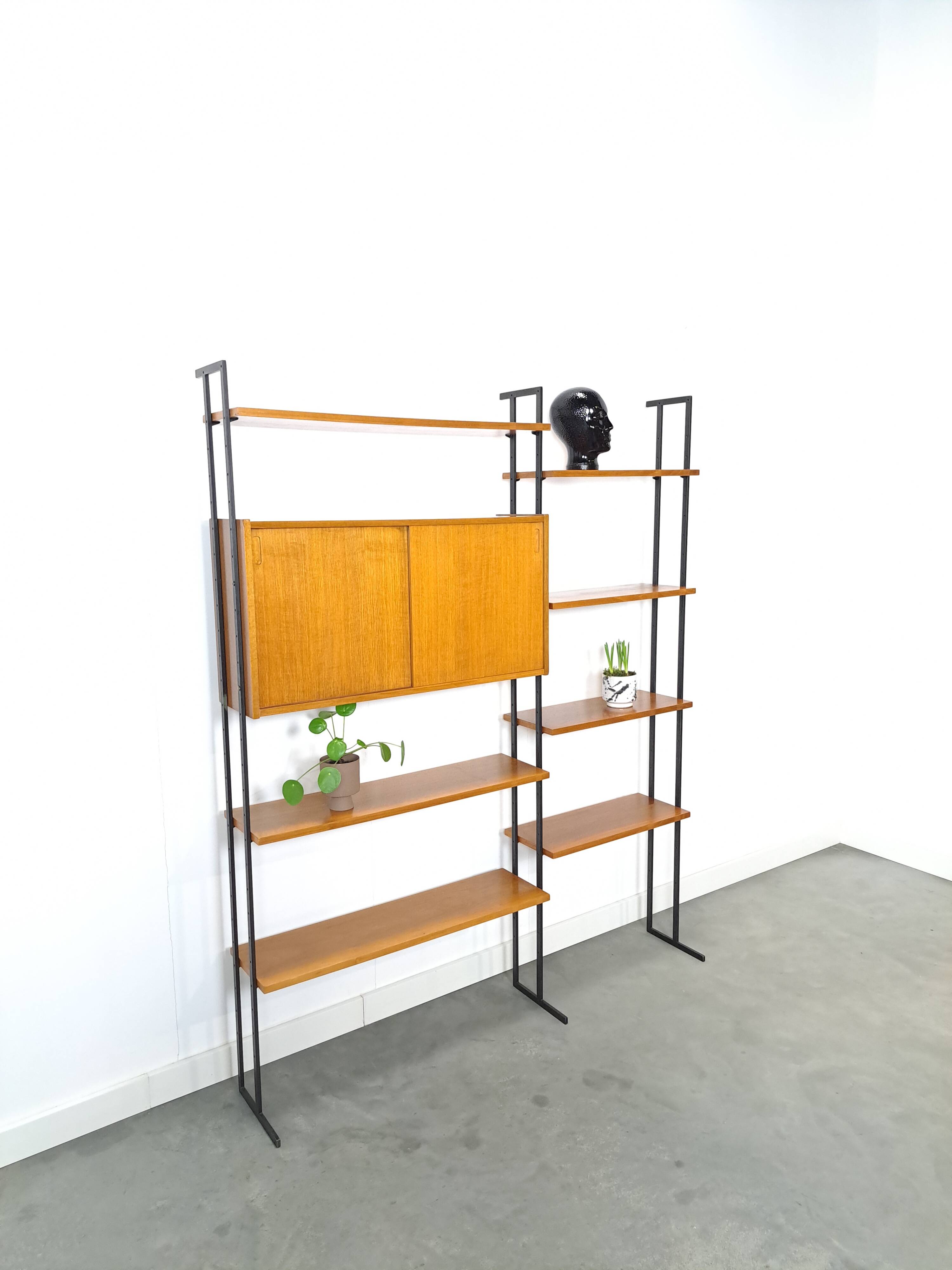 Modulair Omnia wandsysteem, Hilker, teak en zwart staal met legplanken