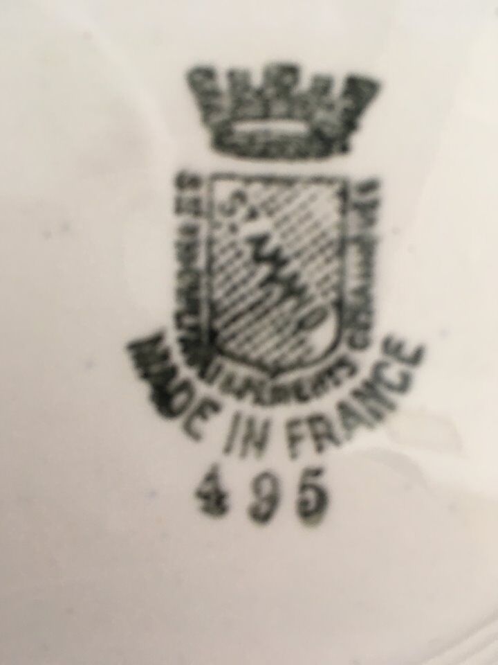 Matching flat plates in red and blue