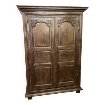 Louis XV carved wooden wardrobe from the 18th century