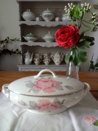 Signed CB France Delicate vegetable with floral motif 'Les Roses '