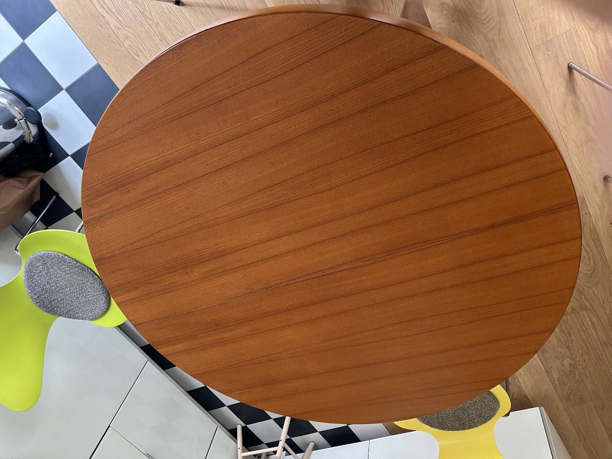 Butterfly table in teak with 2 extensions.
