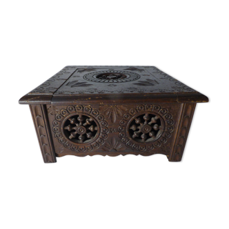 Coffret en bois sculpté et ajouré