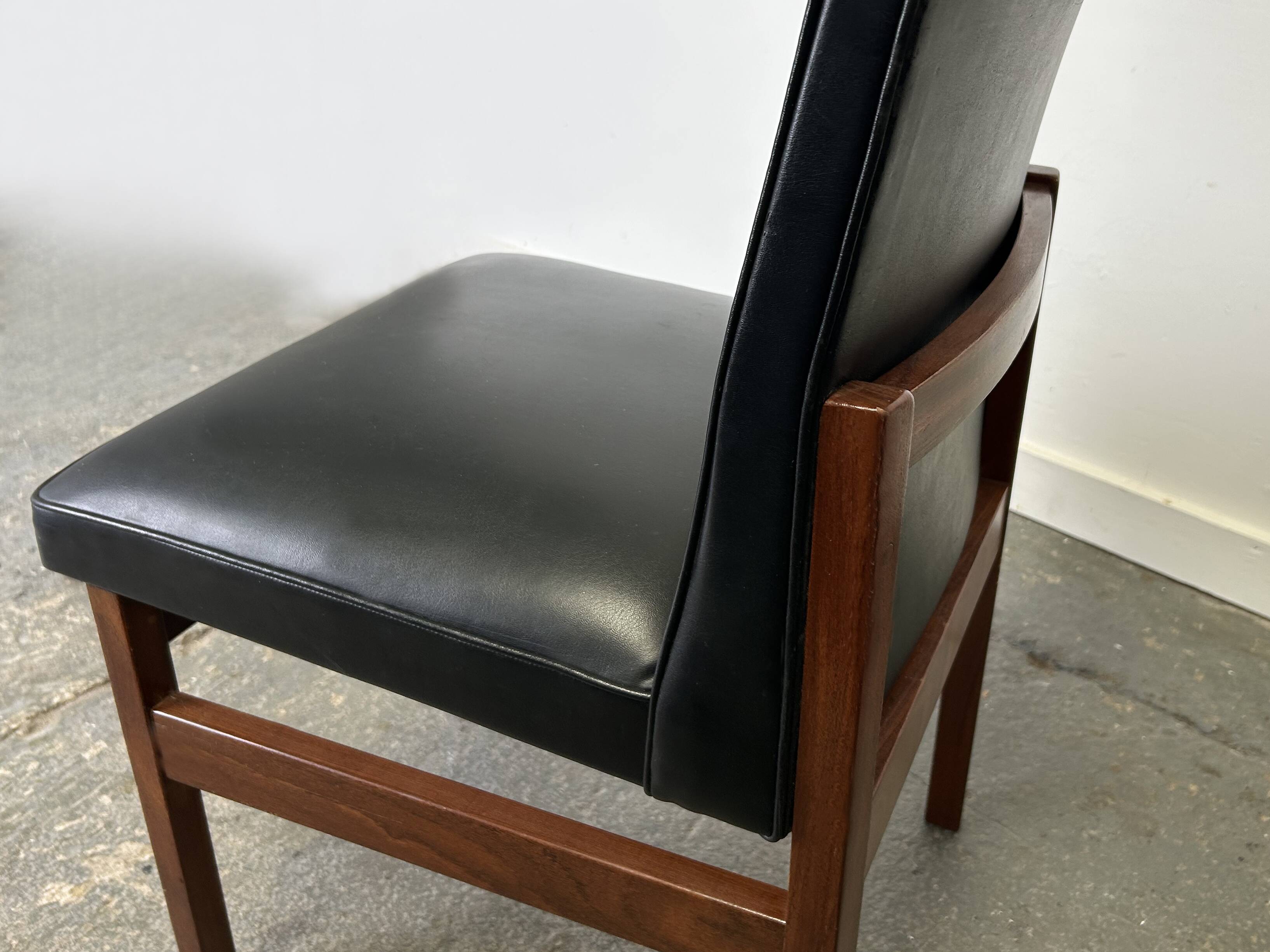Ensemble de quatre chaises de salle à manger en teck Vanson Peter Hayward d'époque mid-century, noires d'origine.