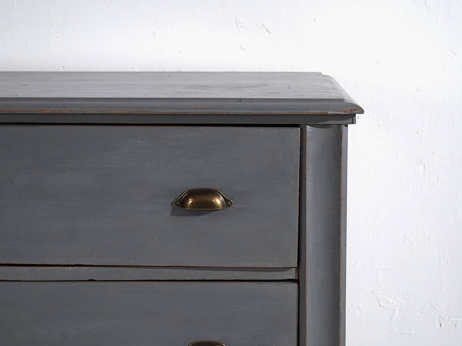 Antique grey chest of drawers (circa 1920)