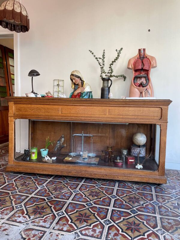 Comptoir d'exposition d'antiquités