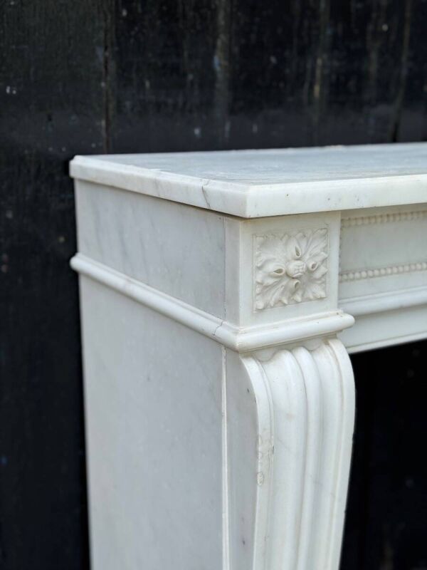 Cheminée de style Louis XVI en marbre blanc de Carrare vers 1880
