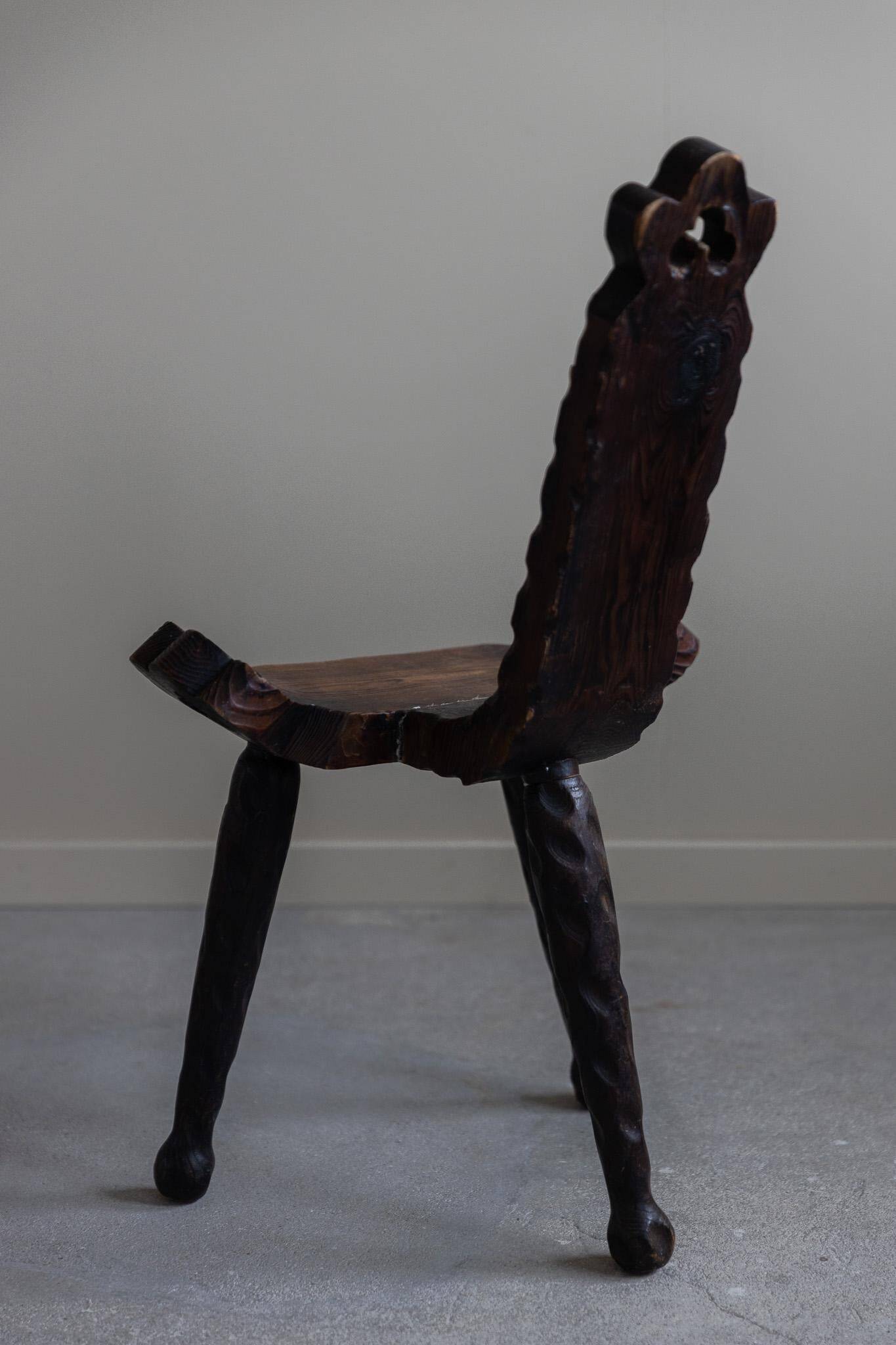 Sculpted wooden tripod chair in French Wabi Sabi, early 20th century.
