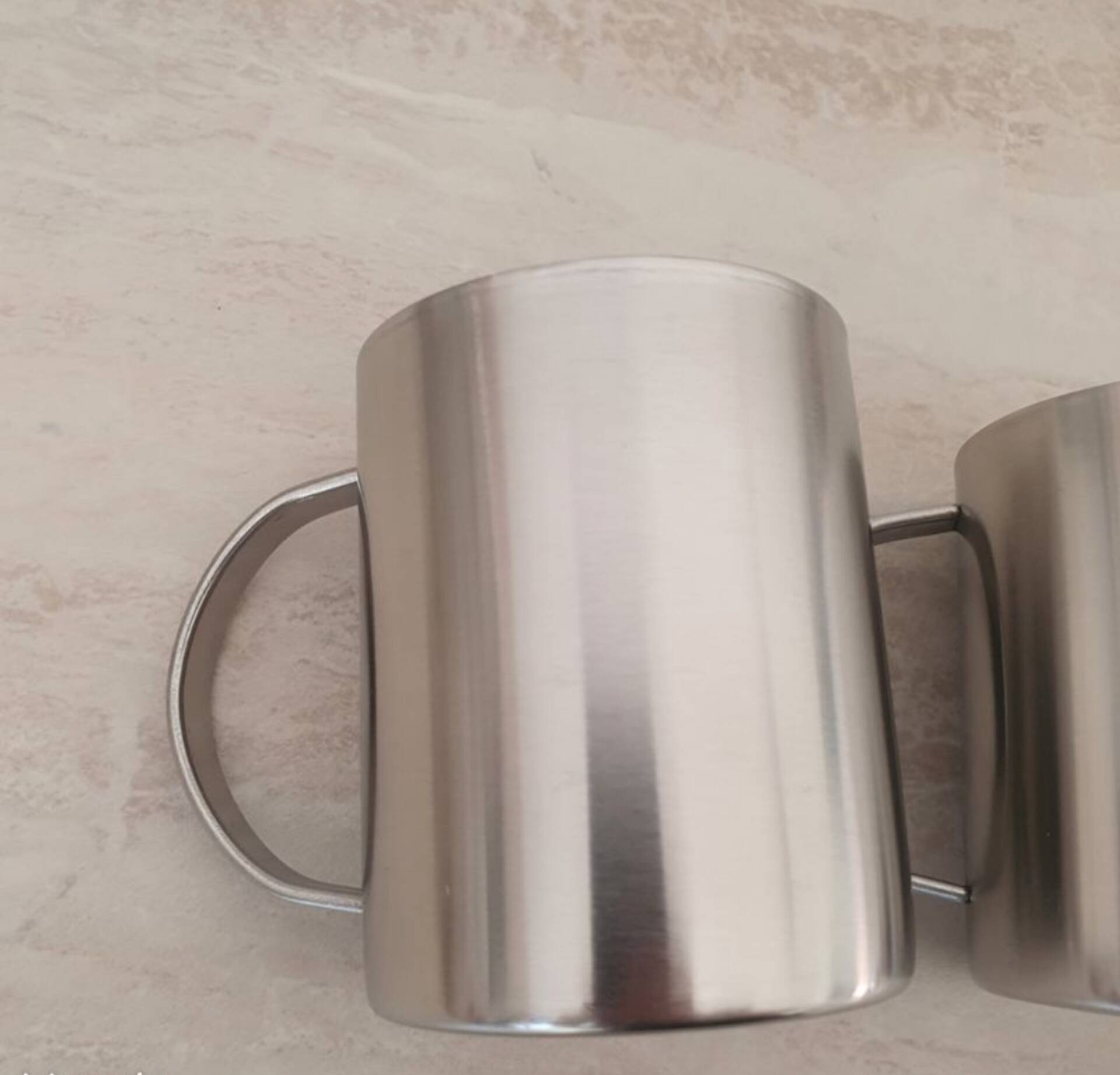 4 Grandes Tasses en inox et son support métallique