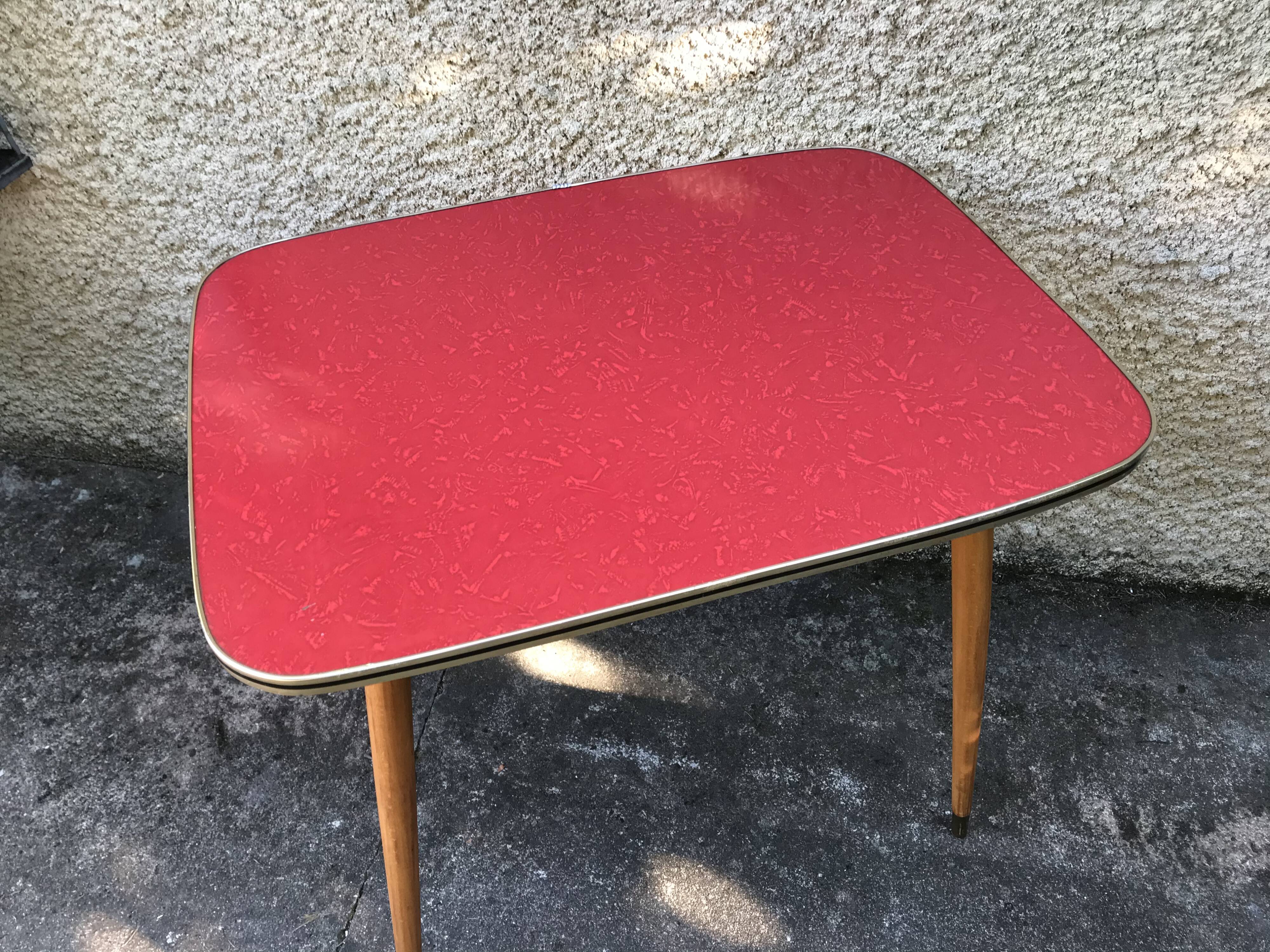Table bass feet compass formica red