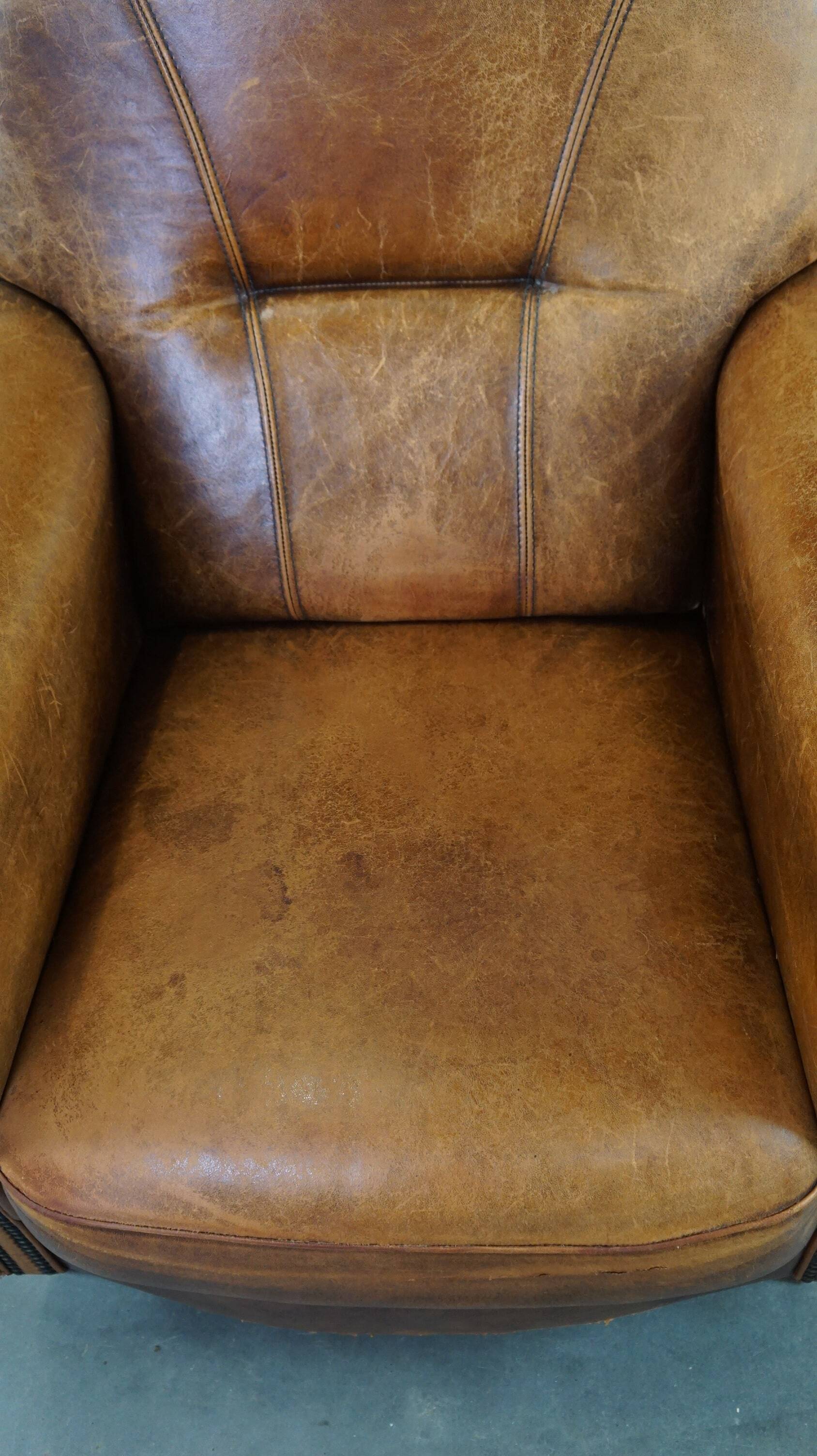Charmant et robuste fauteuil en cuir de mouton, grand modèle