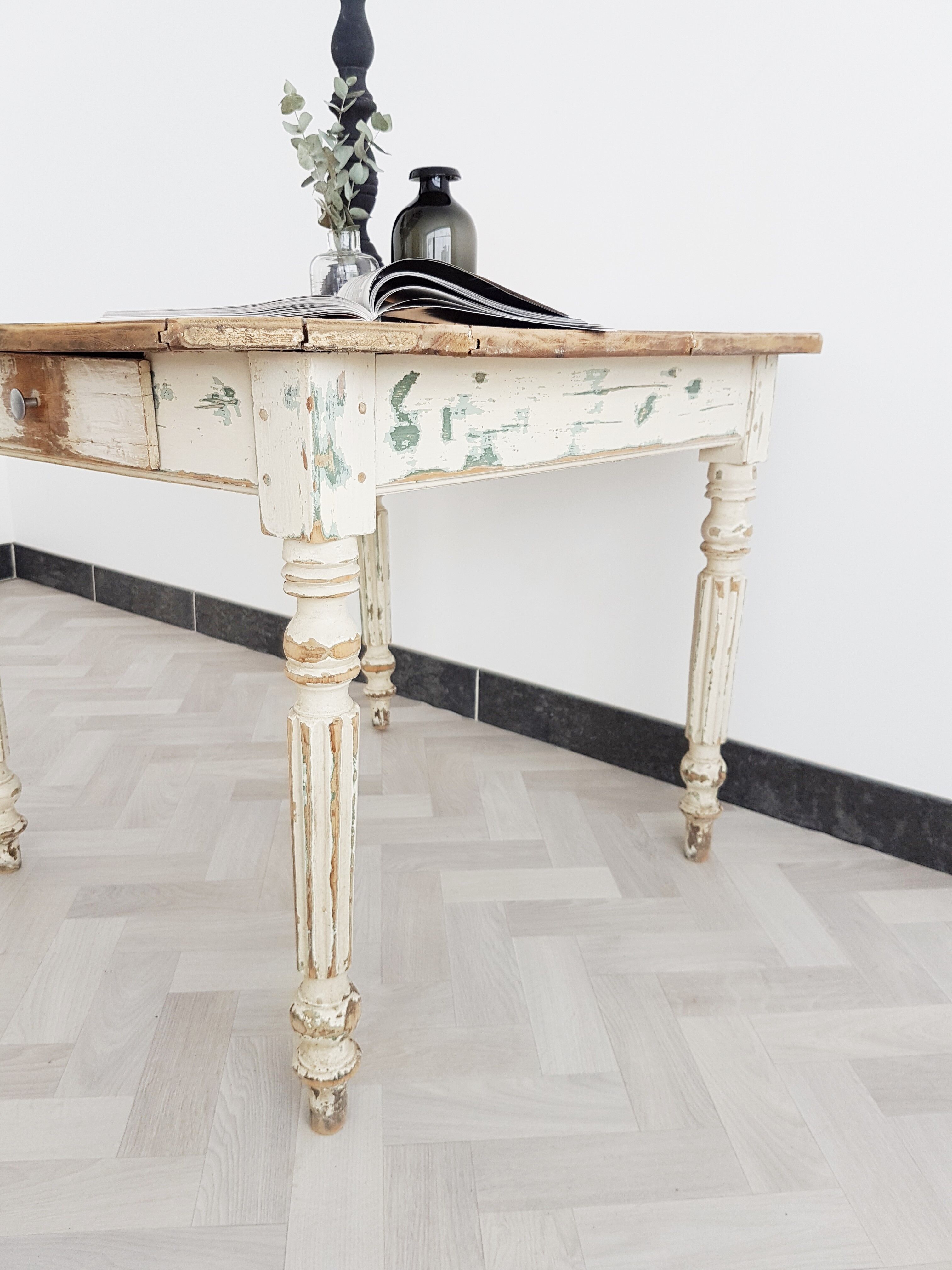 Square table campaign