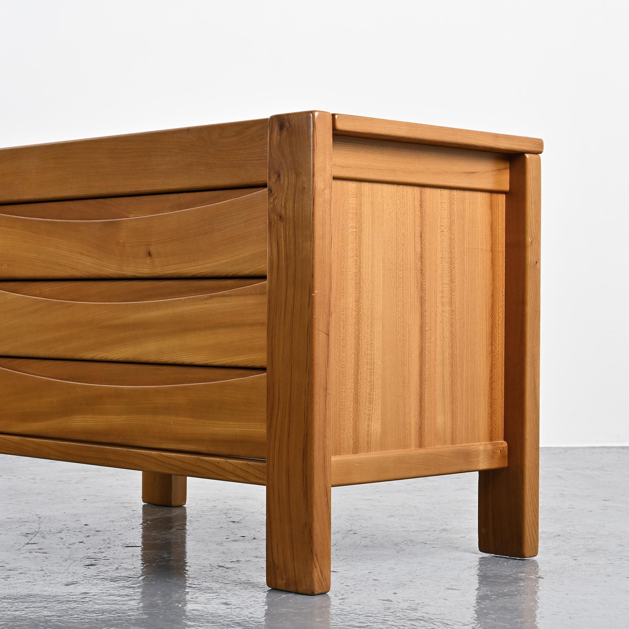Commode en orme massif, Maison Regain