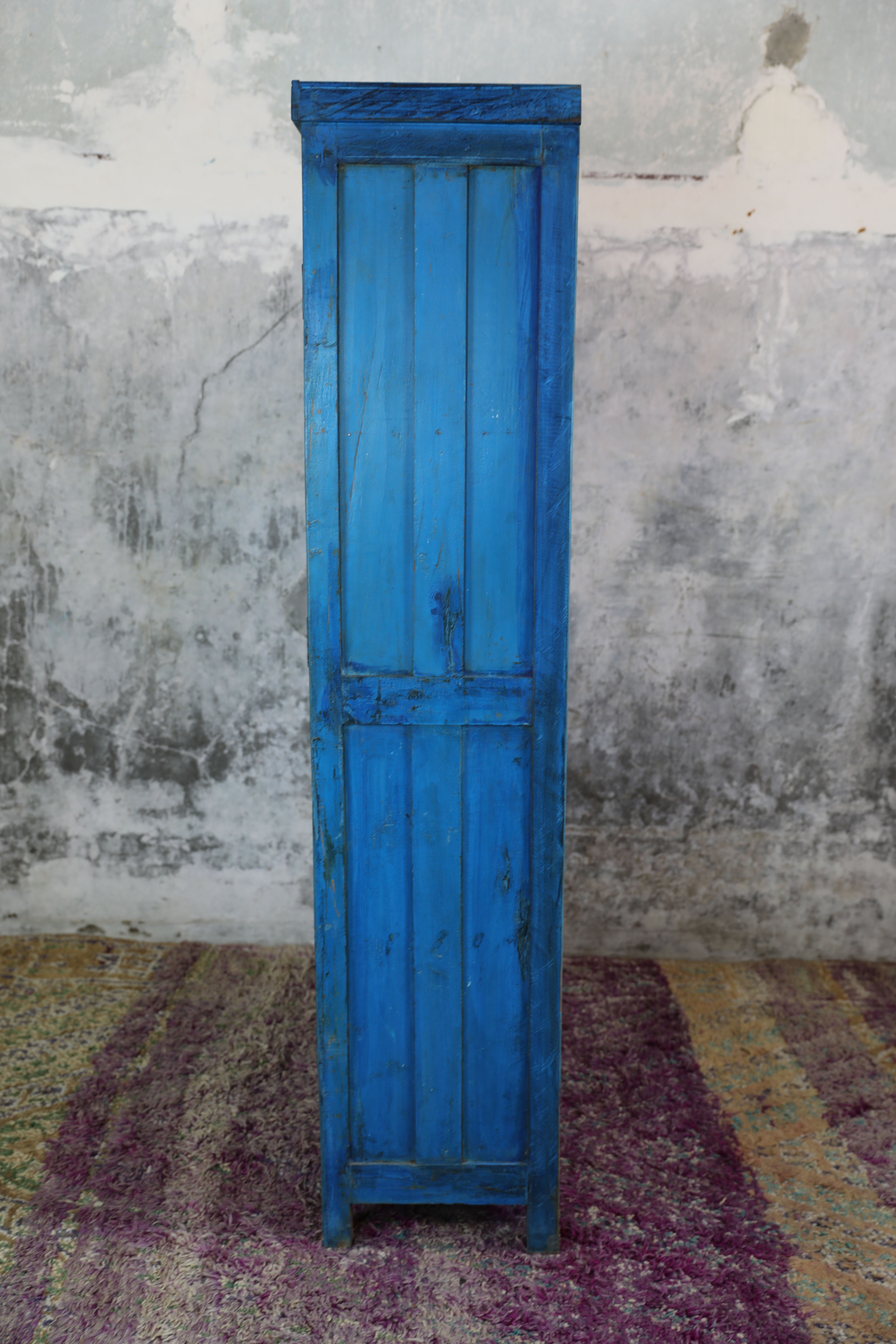 Indian wardrobe 2 solid doors and 3 shelves, interior in raw wood