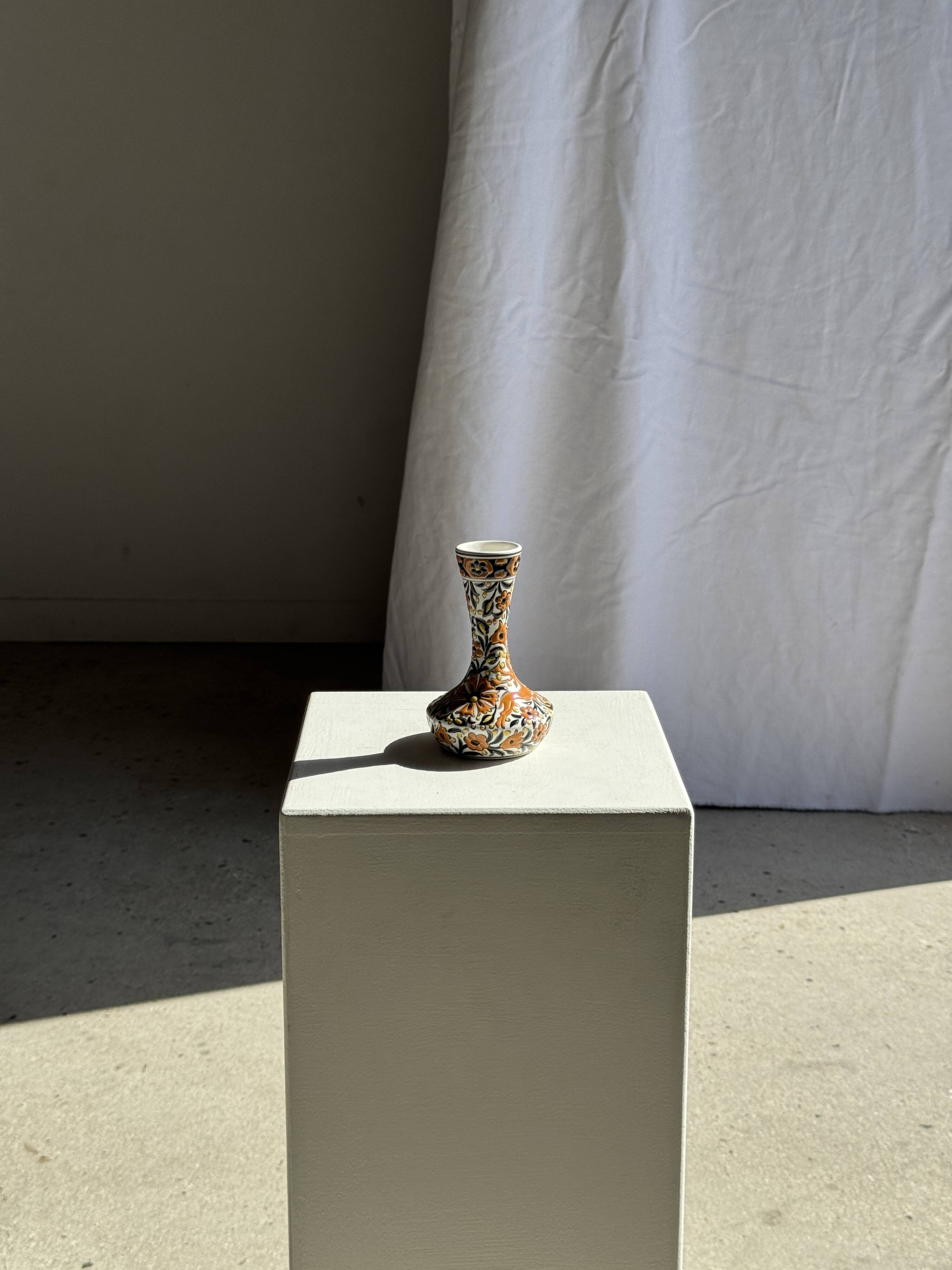 Petit vase soliflore blanc à décor floral et animalier orange H14 L9