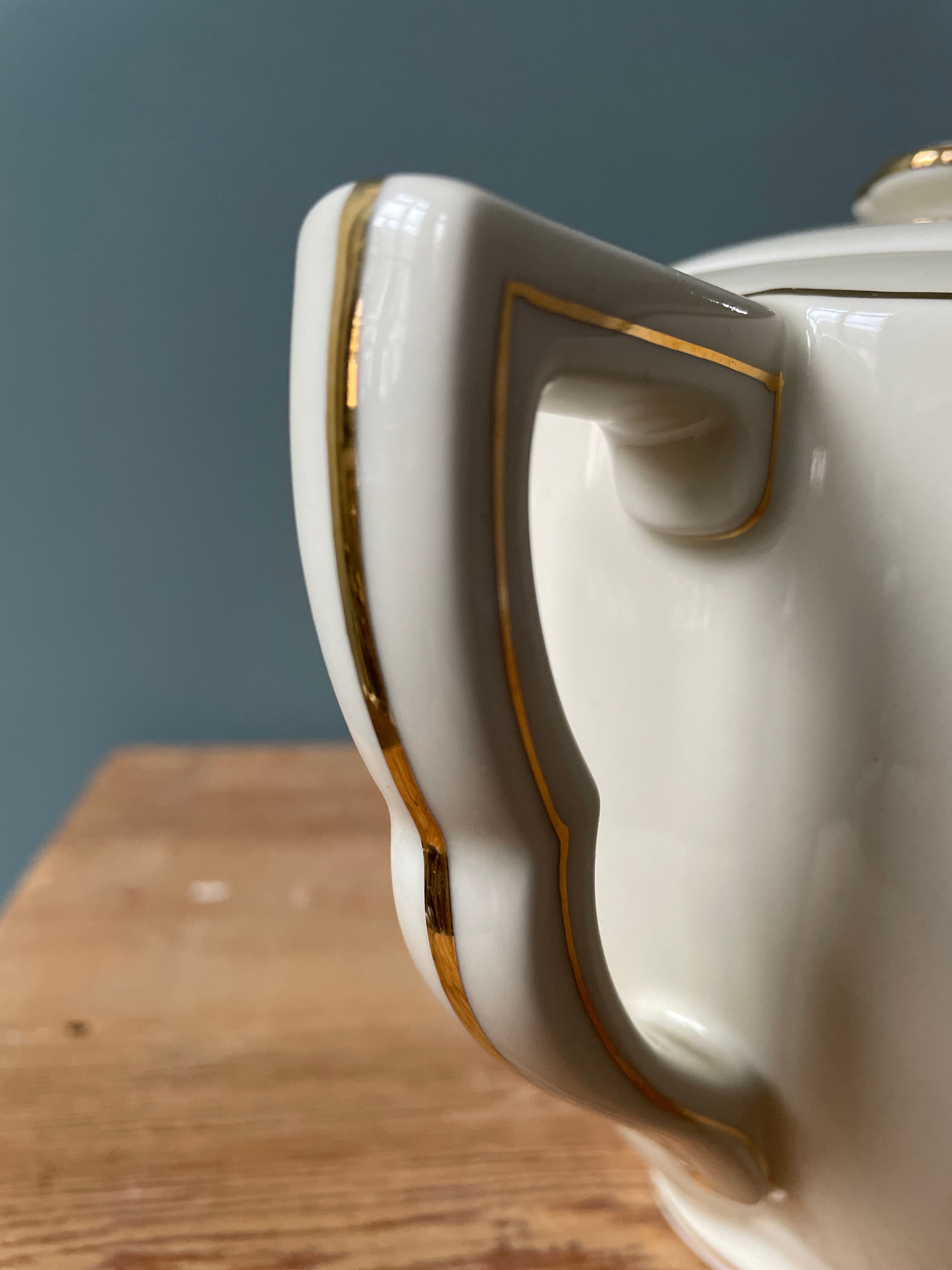 Teapot in Limoges porcelain. Charles Ahrenfeldt House