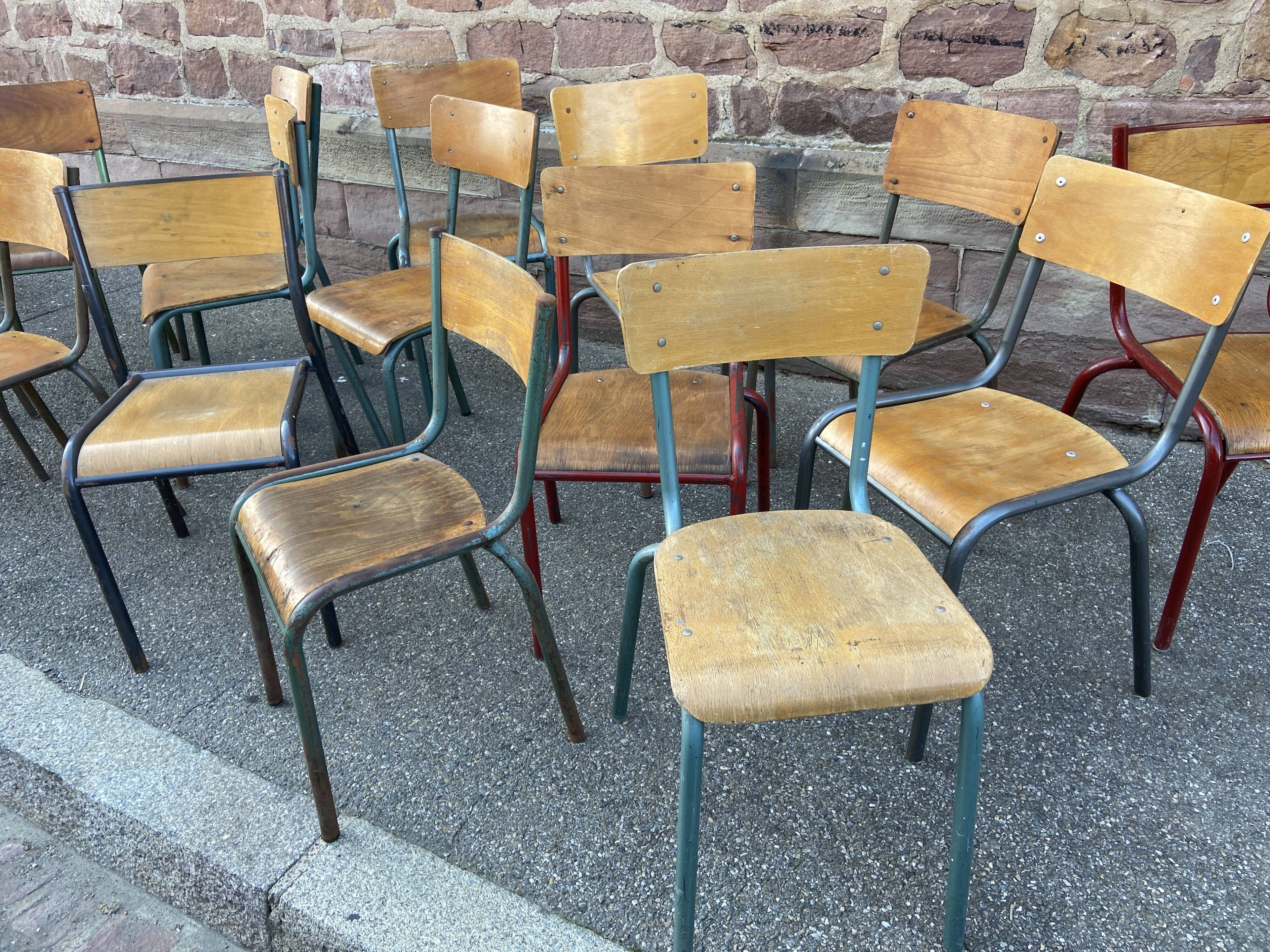 Suite de 15 chaises dépareillées industrielle école vintage