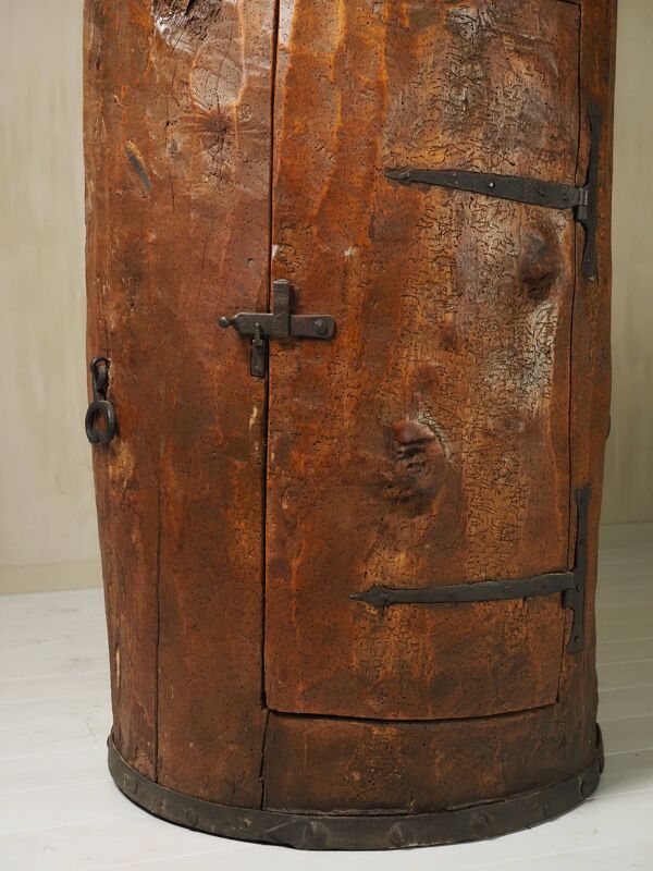 Armoire d'art populaire primitif réalisée à partir d'un vieux tronc d'arbre.