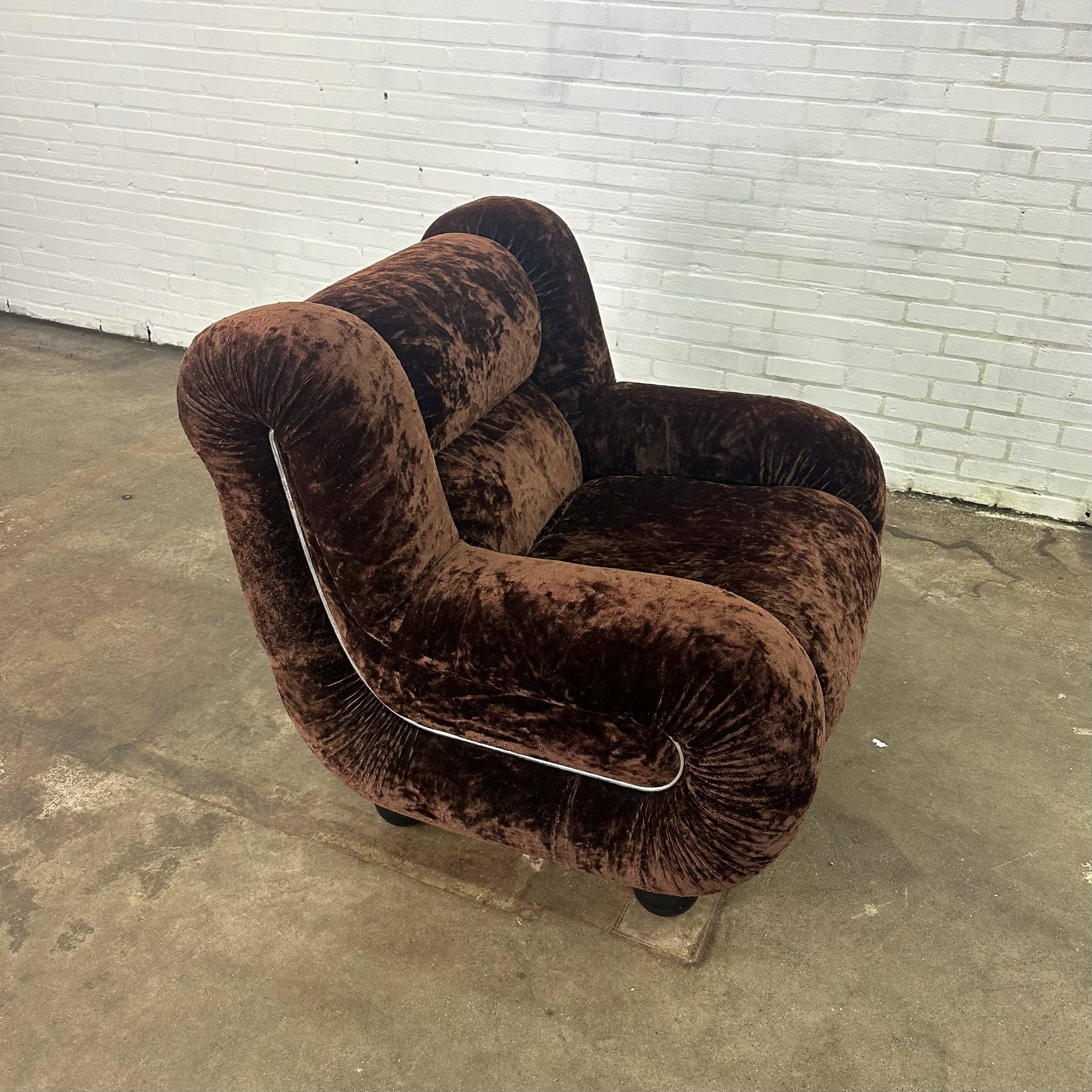 Fauteuil vintage italien en velours marron foncé