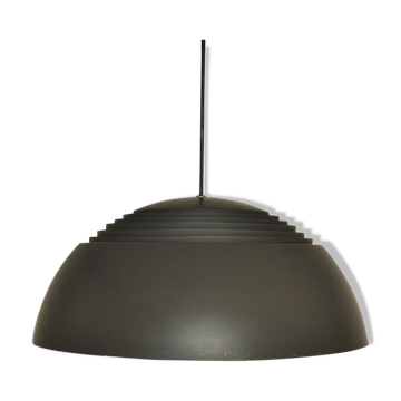 Lampe Royal modèle AJ marron par Arne Jacobsen pour Louis Poulsen