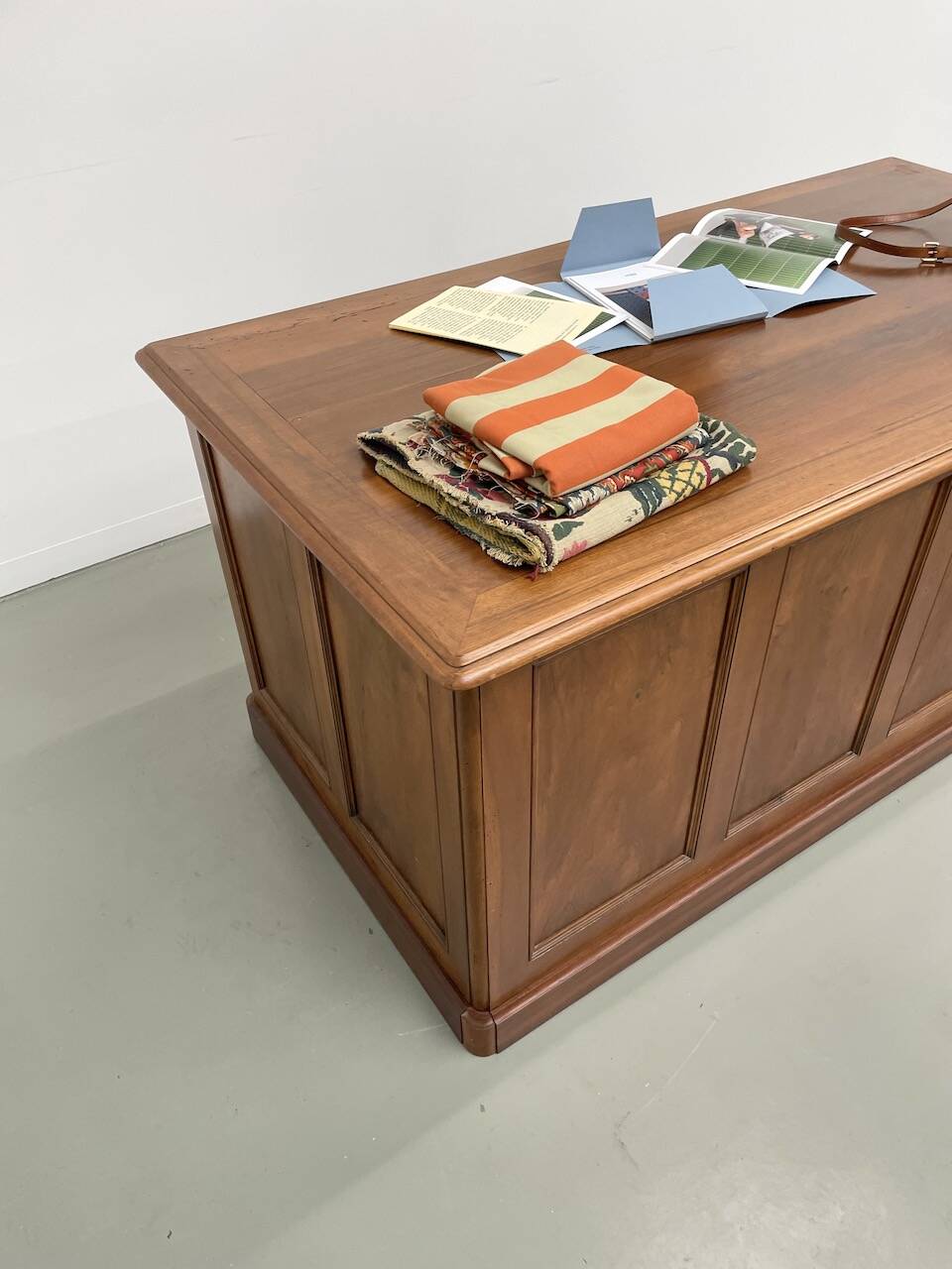 Comptoir ou bureau en noyer années 50