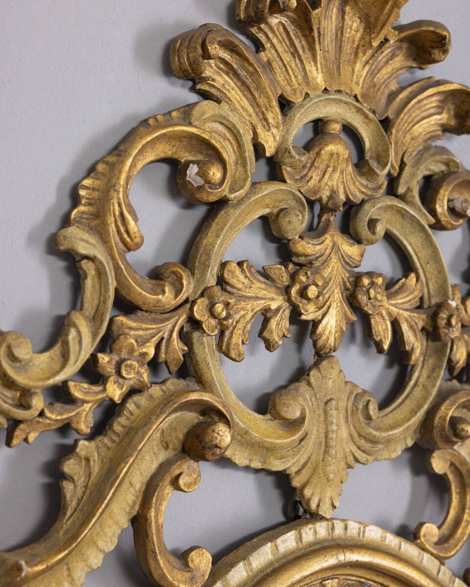 MIROIR MURAL DU DÉBUT DU XXE SIÈCLE EN BOIS DORÉ DE STYLE BAROQUE