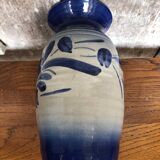 Ancien vase alsacien en grès gris bleuté et décor de fleurs, Anne Ehret