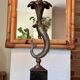 Lampe sculpturale vintage avec dauphin en bronze sur base en marbre noir -Holl