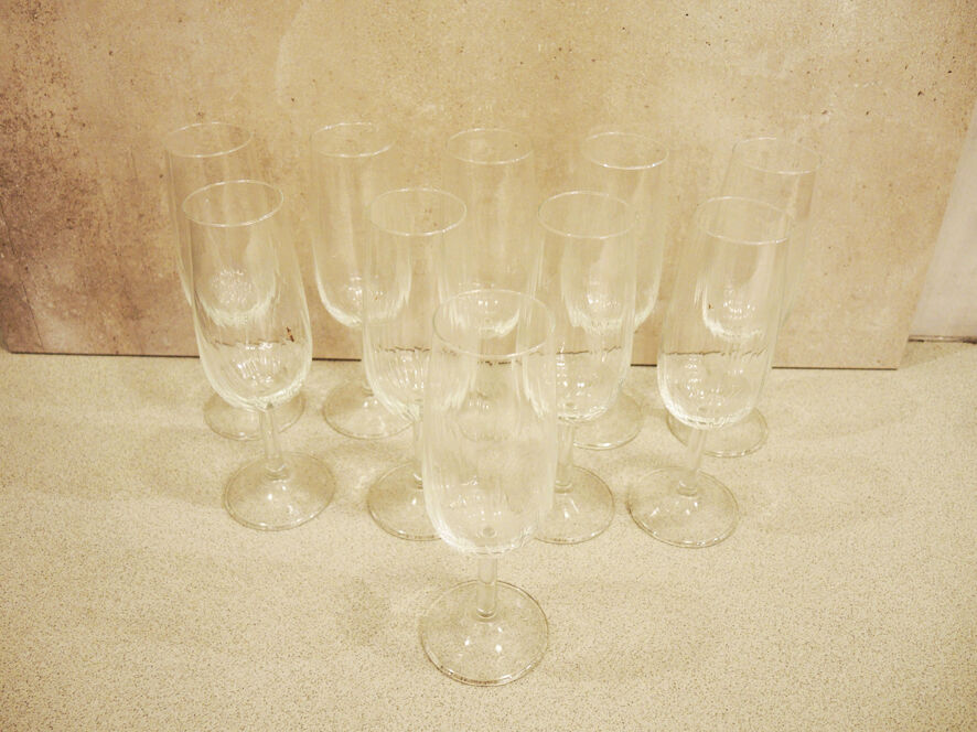 10 anciennes flutes à champagne en verre transparent
