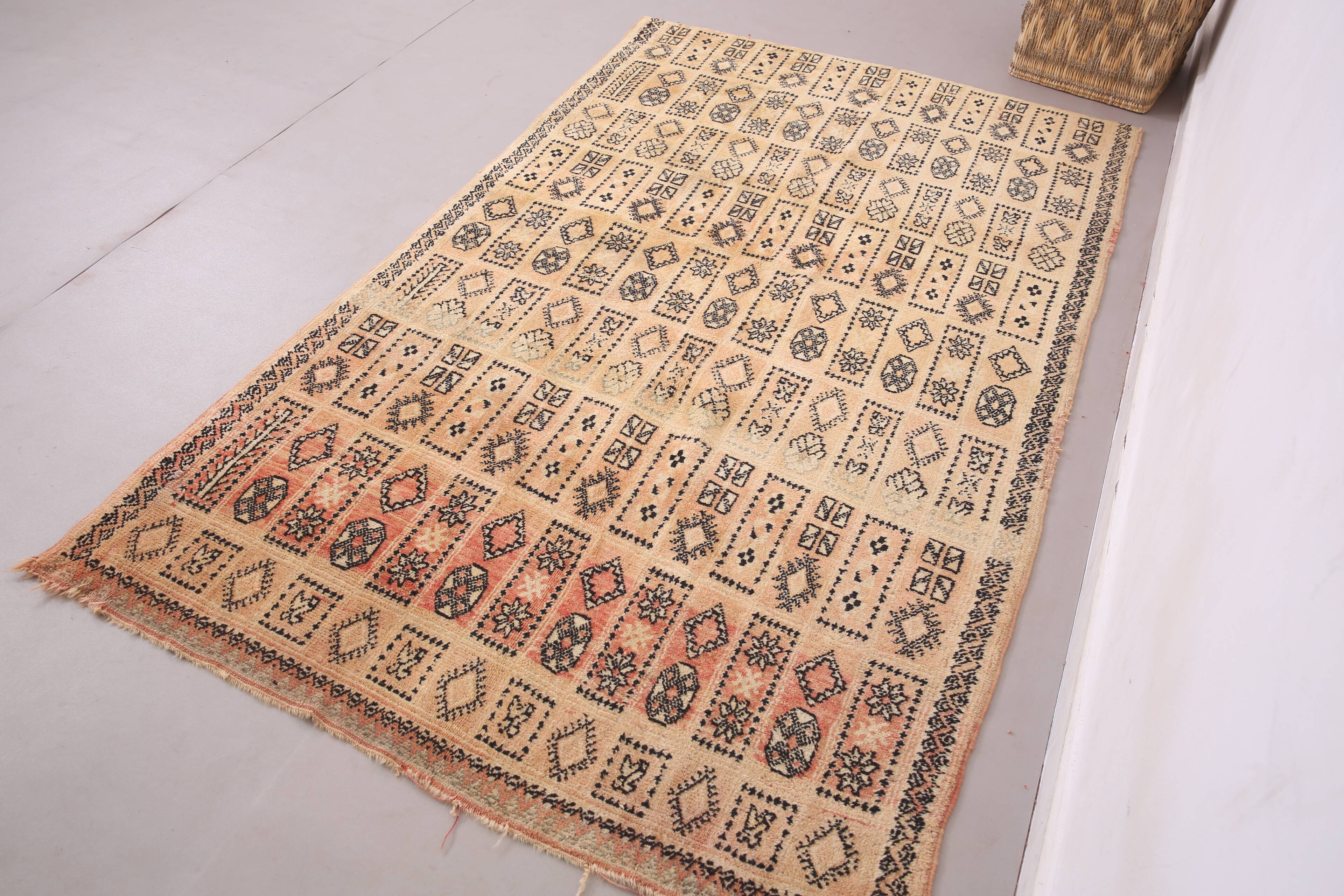 Vintage Moroccan Rug 134 x 221 cm- Berber Wool Rug - Authentic Handmade Rug