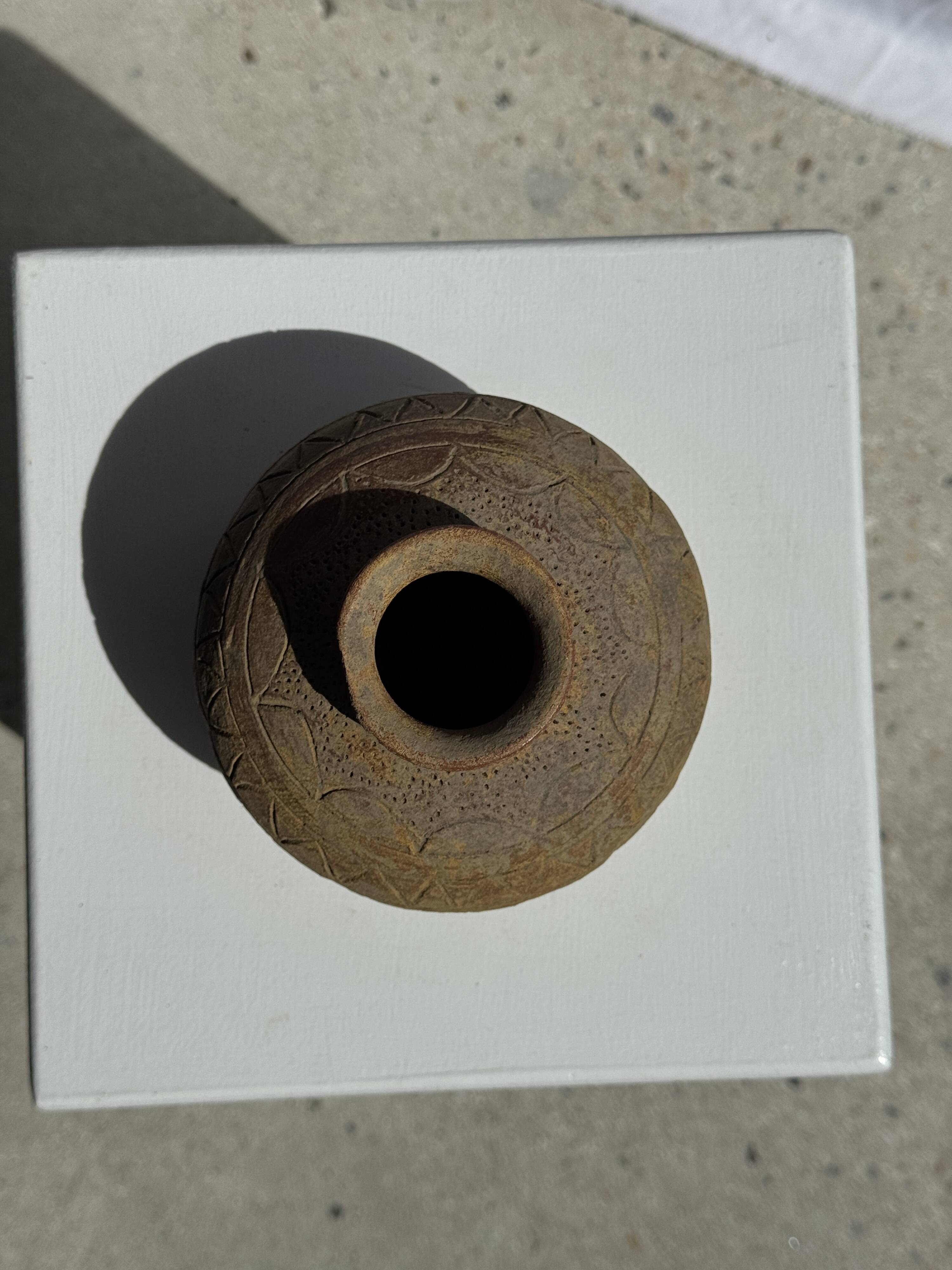 Small round ancient vase in engraved terracotta, Indonesian polychromy H10 D1