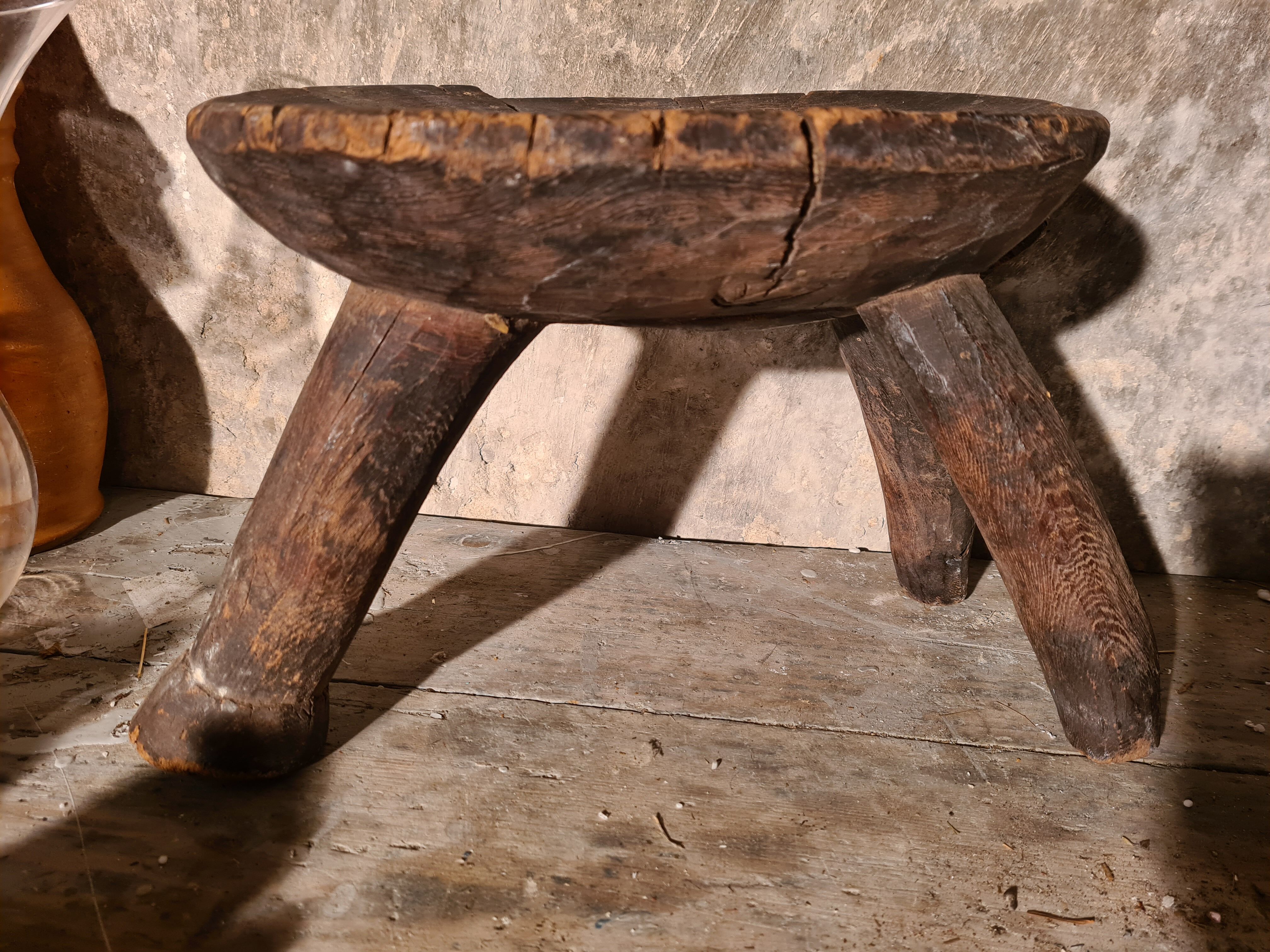 Tabouret tripode ancien