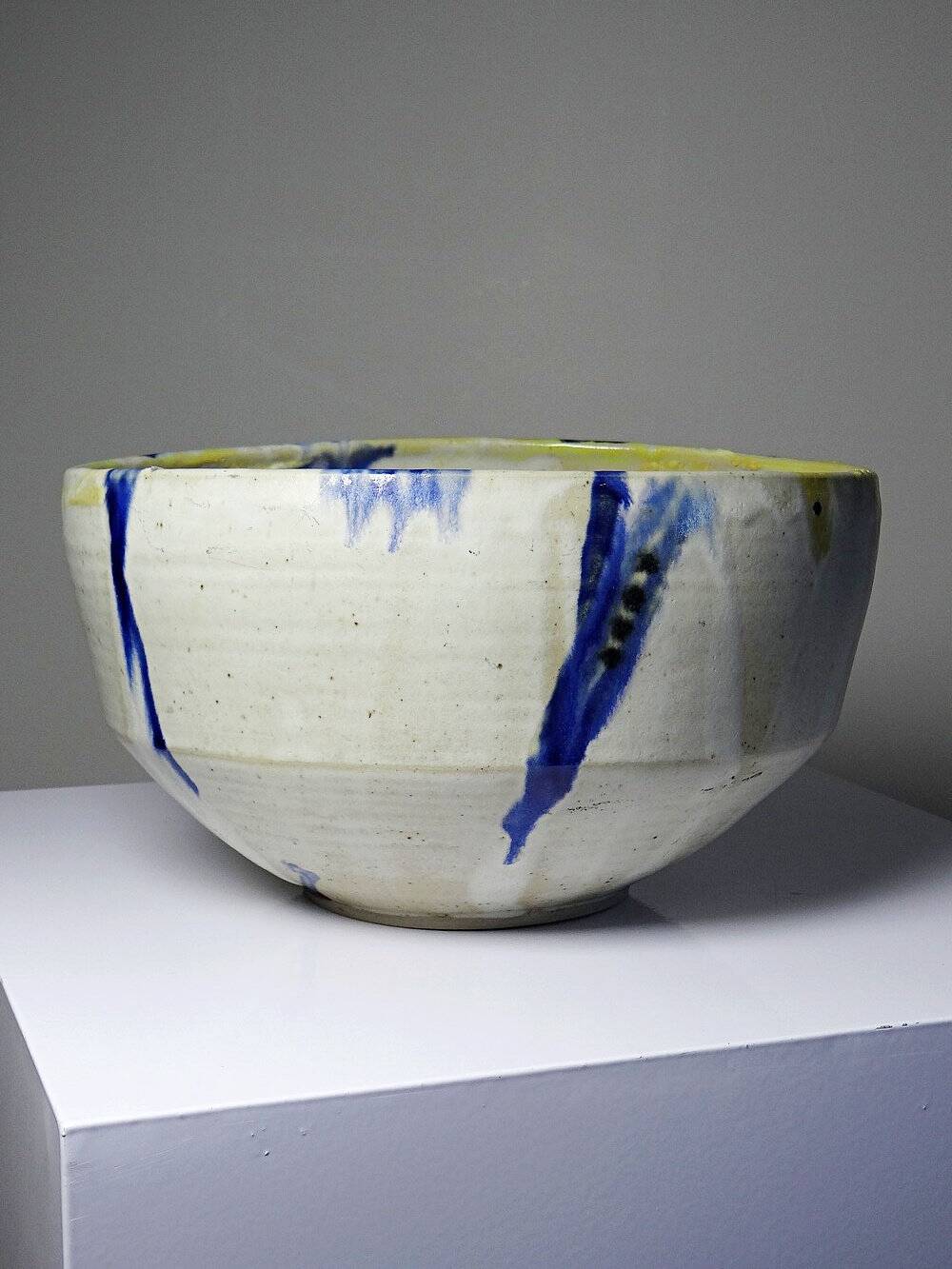 Large hand-turned stoneware salad bowl, signed, vintage from the 80s to 2000s.
