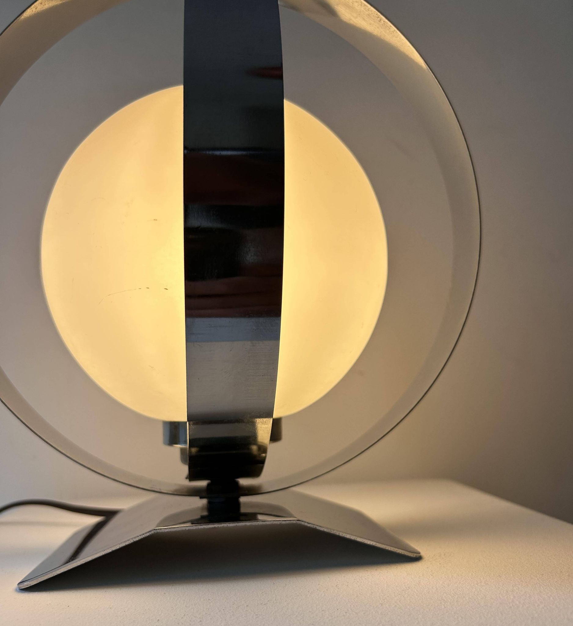 Lampe de table vintage, chrome et opaline, France 1970