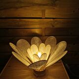 Lampe à poser fleur composée de pétales en rotin et broderie anglaise