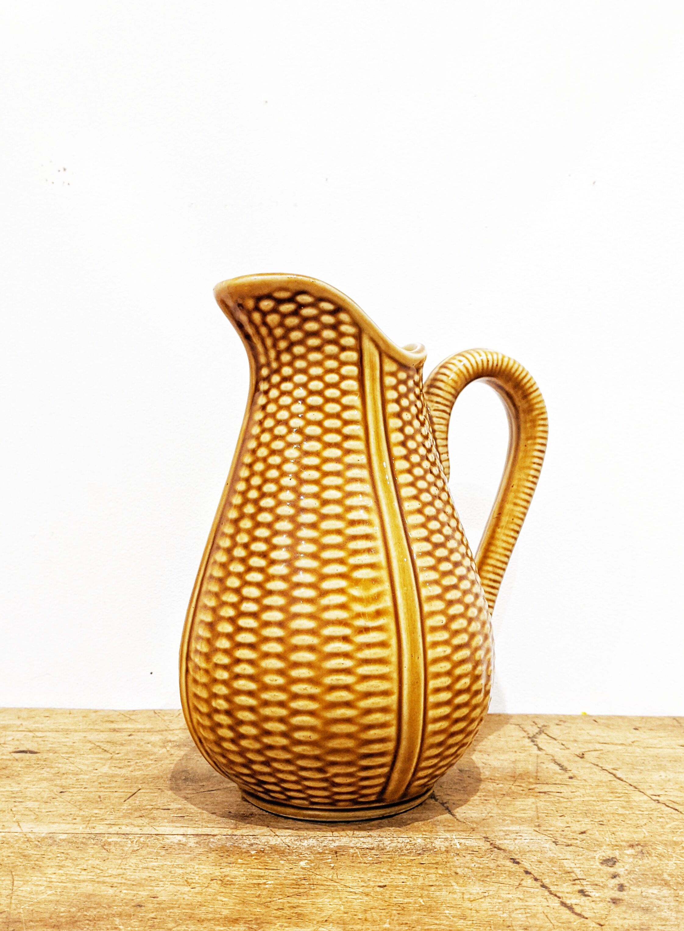 Vintage decanter ('60) pattern "grains of rice". Honey color. In perfect condition.