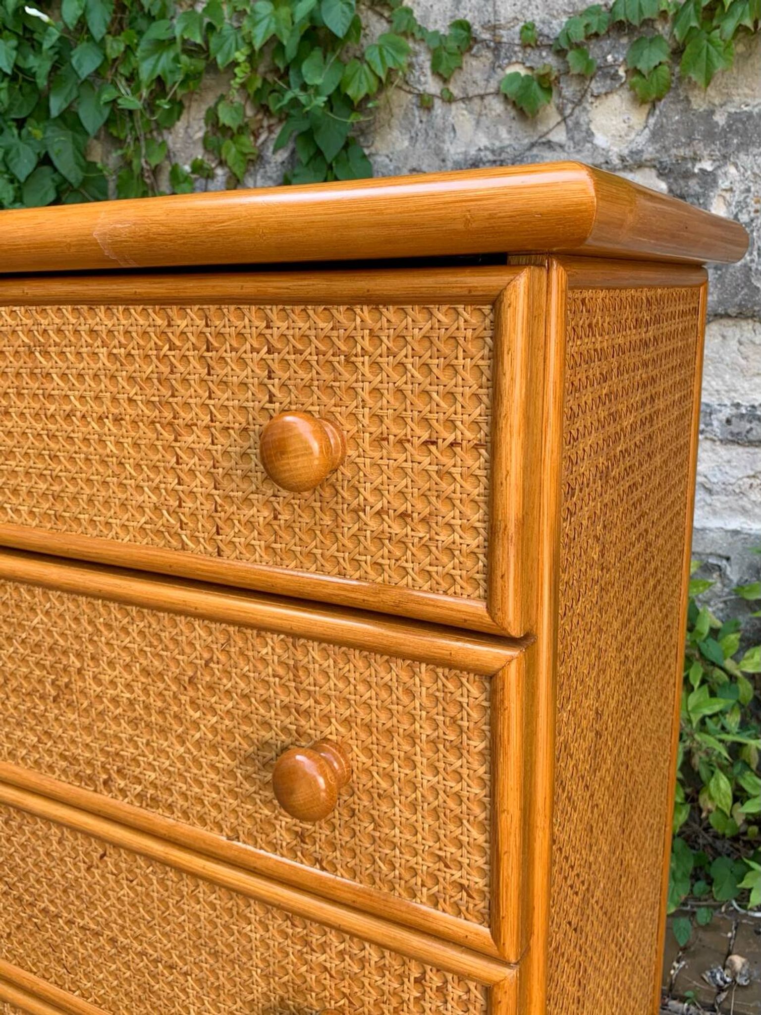 Dresser and its bedside table in rattan caning and vintage oak from the 1970s.