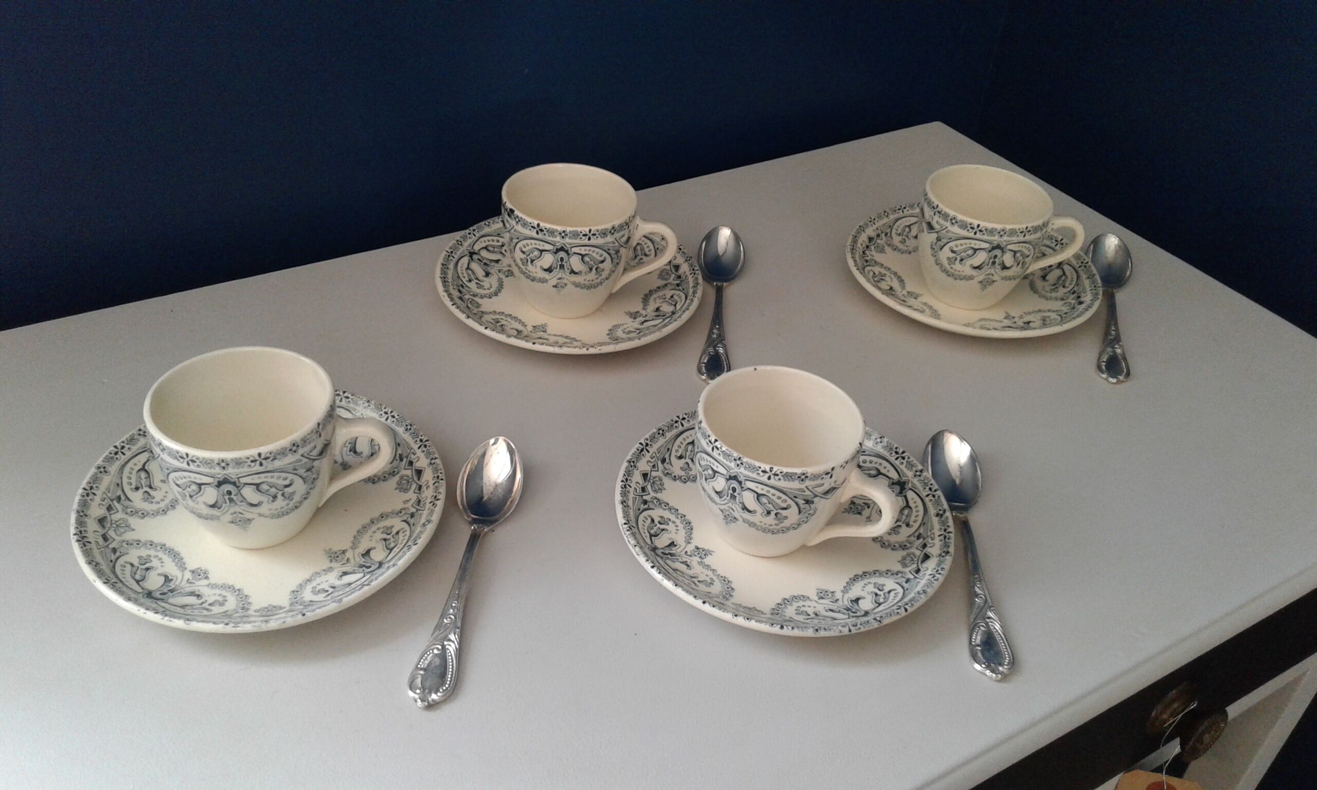 4 cups and 4 under cups model guirelande . Saint Amand and hamage