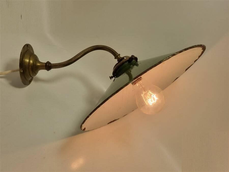 Wall light in enamelled sheet metal